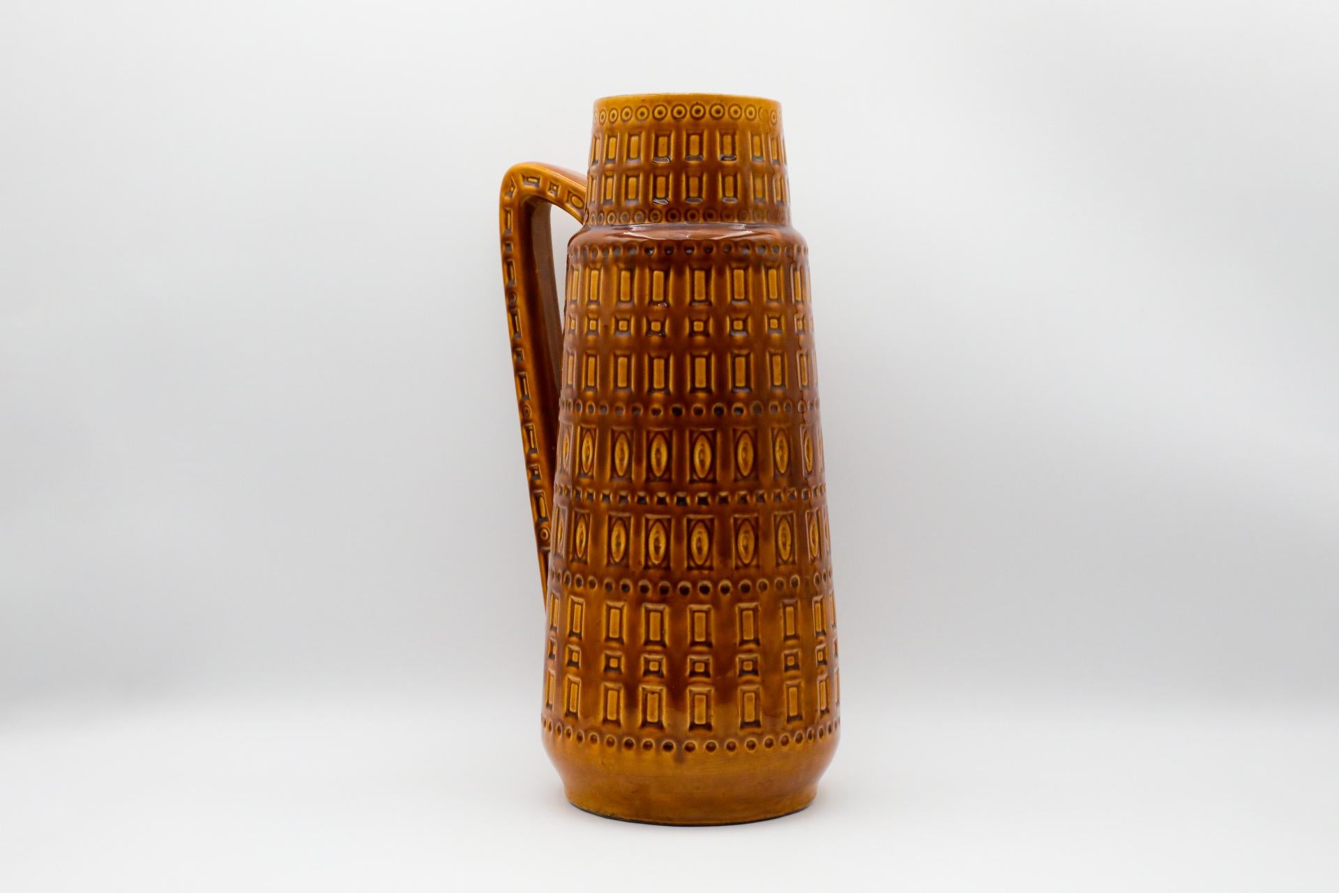 20ième siècle XL Jug en céramique ouest-allemande avec anse en glaçure Golden Brown avec design sculpté en vente