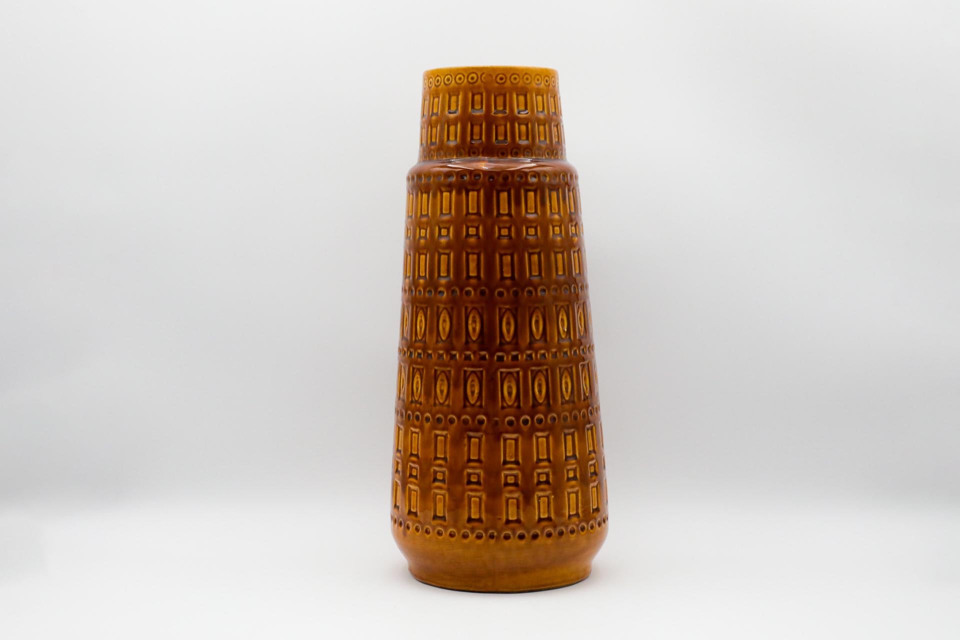 Céramique XL Jug en céramique ouest-allemande avec anse en glaçure Golden Brown avec design sculpté en vente