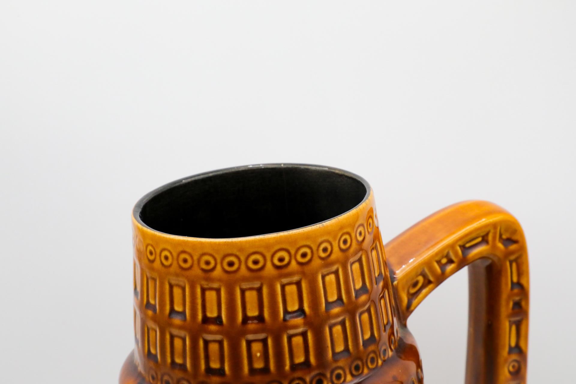 XL Jug en céramique ouest-allemande avec anse en glaçure Golden Brown avec design sculpté en vente 1