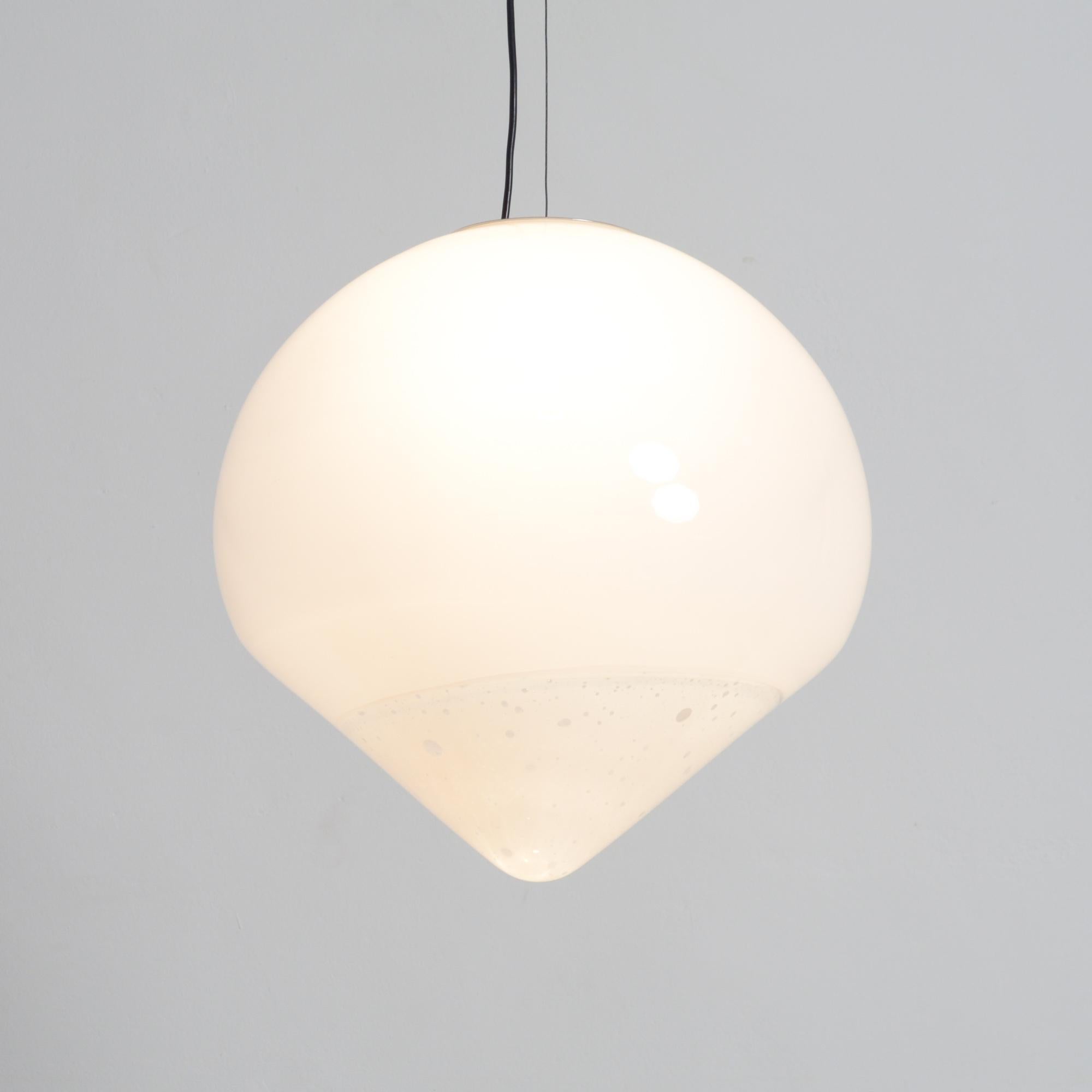 This white colored ball lamp was created by Alfredo Barbini in the 1970s.
It is a unique lamp made of mouth-blown Murano glass. It is a white dome with a frosted cone shaped bottom.
This amazing ball lamp has an impressive size, an extraordinary