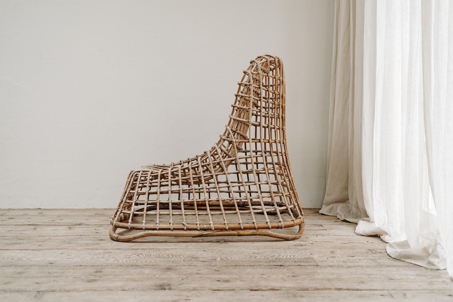 Great design for this xl wicker chair, modern, transparent, great item in your interior... very good vintage condition. Design by Giovanni travasa 
