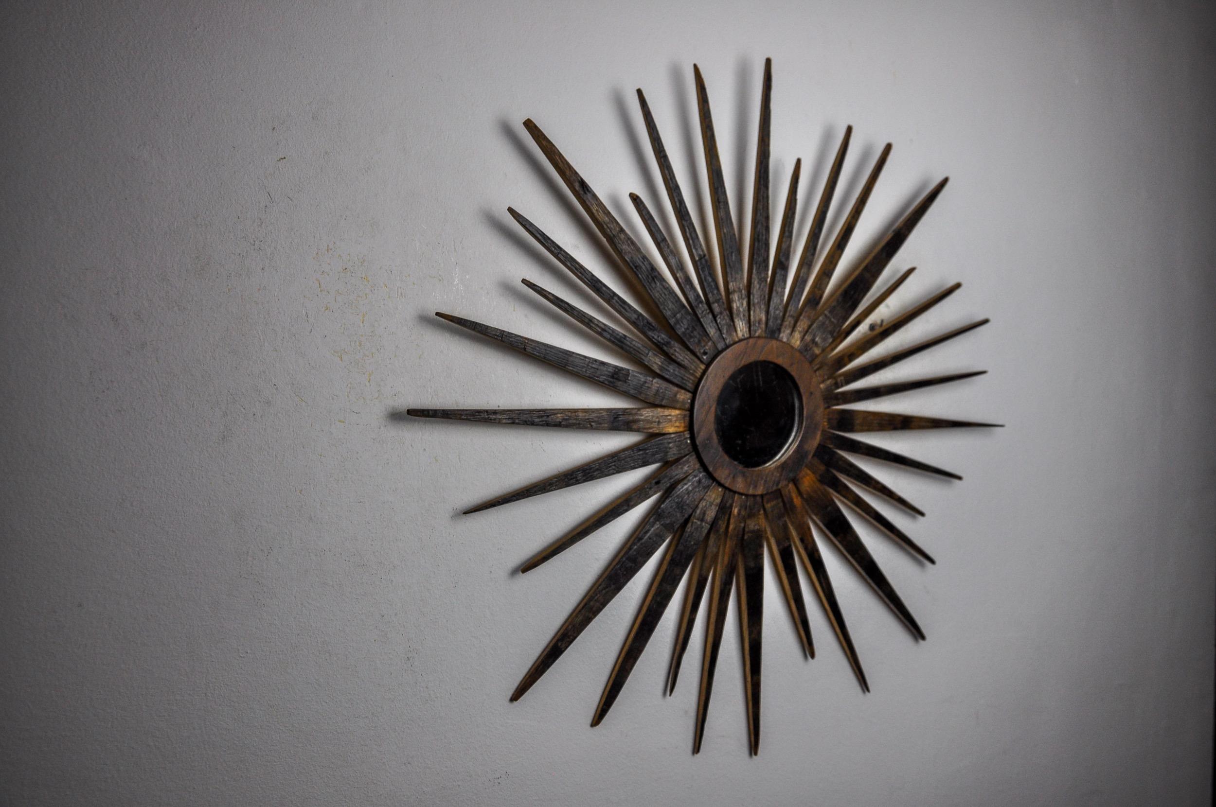 Bellissimo e raro specchio solare in legno realizzato in Francia negli anni '60. Superba lavorazione del legno definita arte popolare. Ottime condizioni con una patina molto bella. Ottimo per ravvivare i tuoi interni. Rif. 1240.
