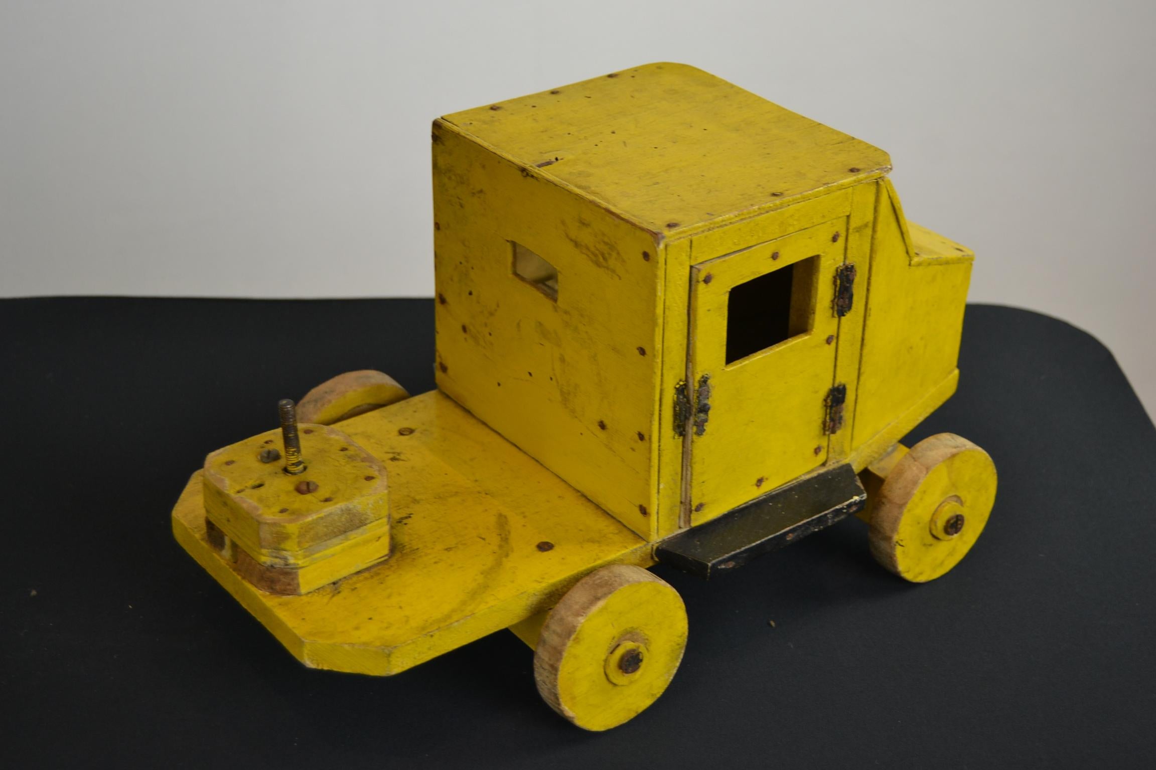 XL Wooden Toy Truck with Trailers, Folk Art Animal Transport In Good Condition In Antwerp, BE