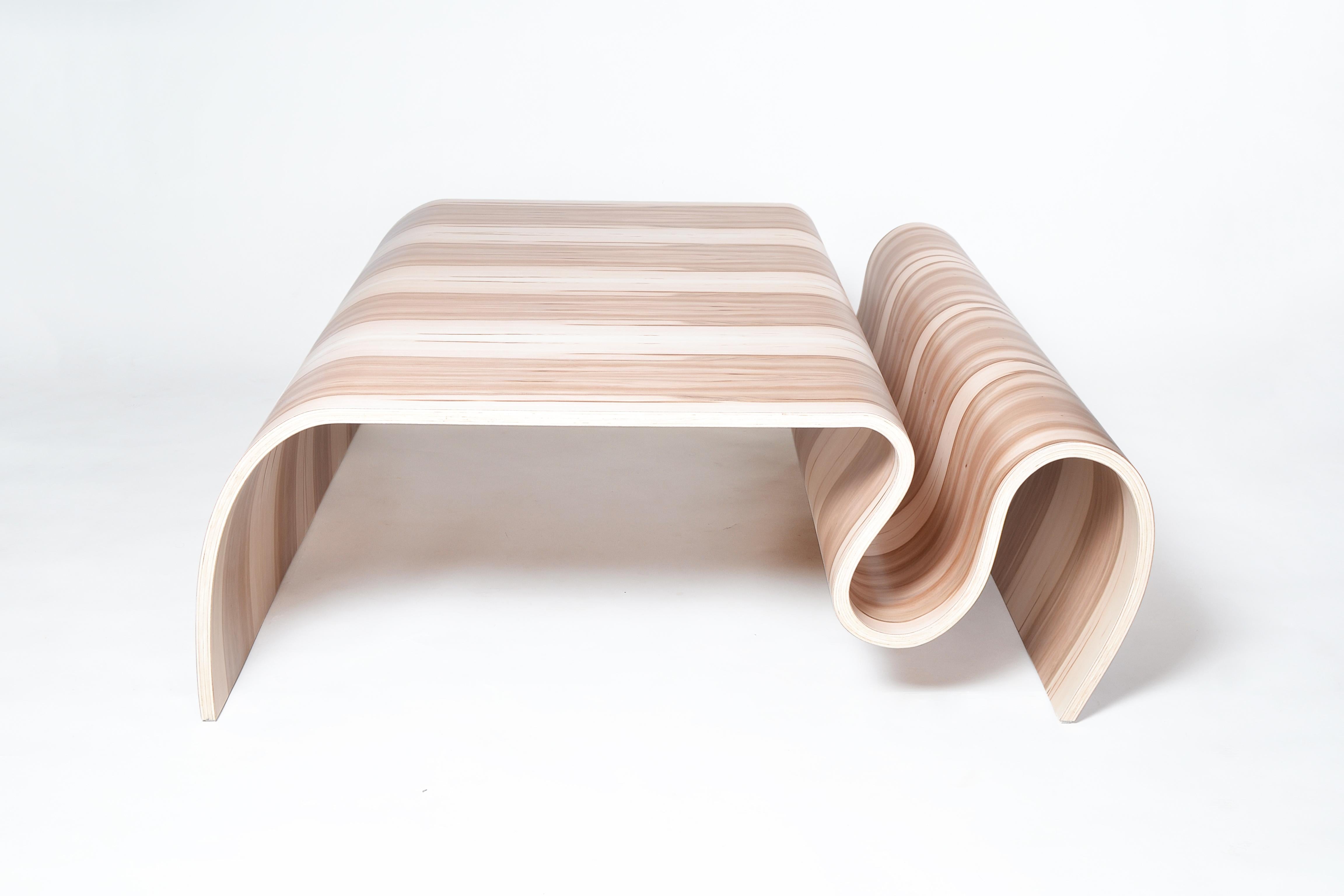 Le design de cette table est très unique et inhabituel, il serait une grande touche de modernité dans la conception de votre maison.
Cette table basse est fabriquée en contreplaqué plié stratifié, placage Sweet Gum.
Encombrement : 16