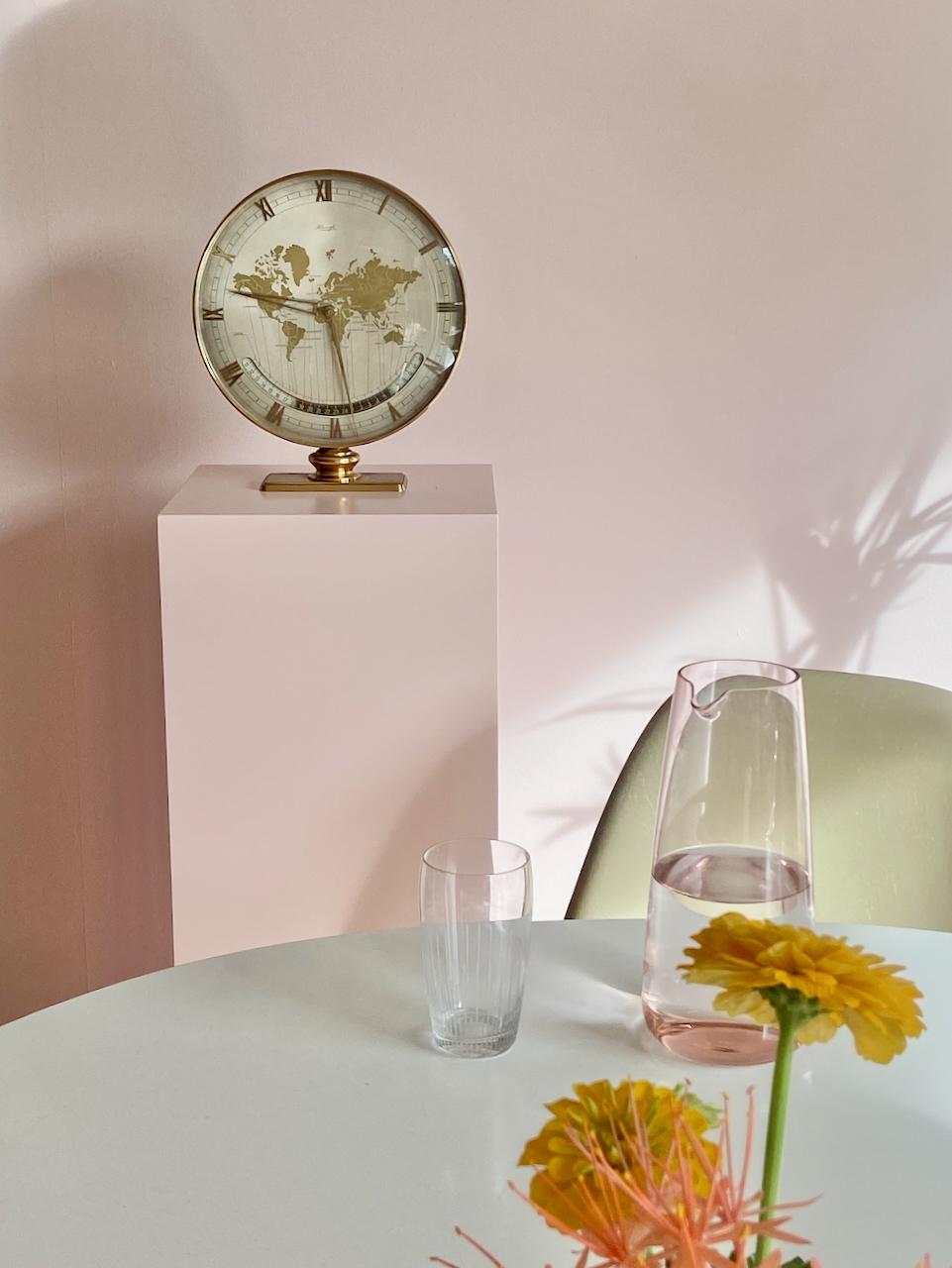 Kienzle mechanical movement world timer clock. XL table clock with beautiful clocks face with world map and world time zones, glass, the heavy brass case. Original condition, the mechanical movement runs cleanly and keeps time, full working