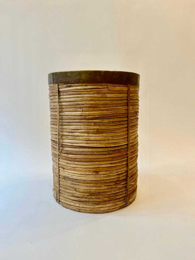 Großer Korb aus Rattan und Messing im Stil von Gabriella Crespi ca. 1970er Jahre
H 51 x T 38 cm
Das Messing kann auf Wunsch poliert werden.
Can als Pflanzgefäß oder Wäschekorb verwendet werden