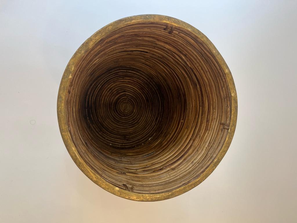 XLarge Korb oder Pflanzgefäß aus Rattan und Messing ca. 1970er Jahre (Europäisch) im Angebot