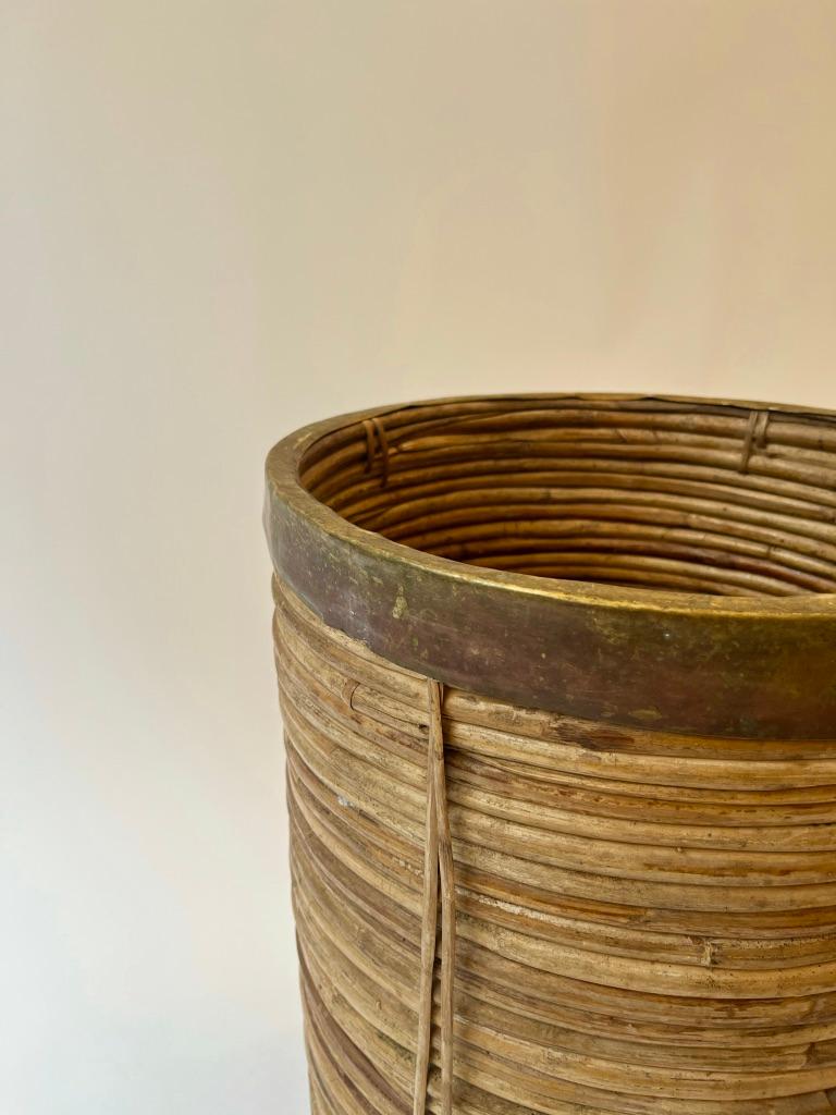 XLarge Korb oder Pflanzgefäß aus Rattan und Messing ca. 1970er Jahre im Zustand „Gut“ im Angebot in Geneva, CH