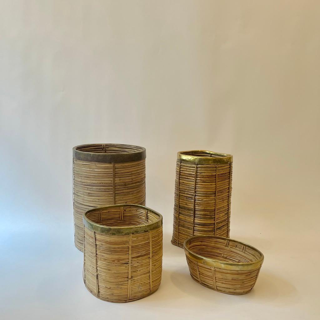 XLarge Korb oder Pflanzgefäß aus Rattan und Messing ca. 1970er Jahre (Ende des 20. Jahrhunderts) im Angebot
