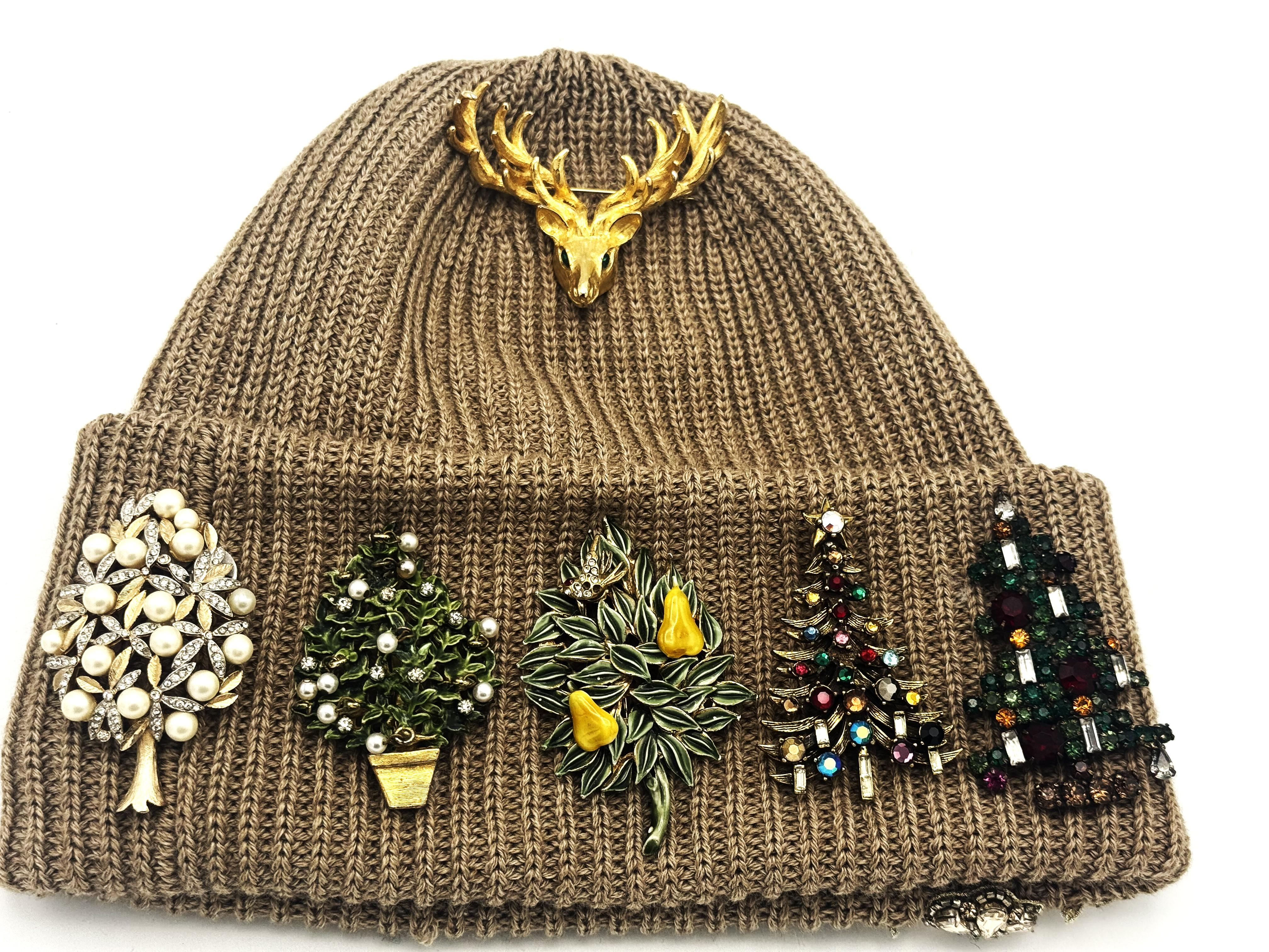 Bald ist Weihnachten!  
Die schönste Vintage-Weihnachtsbrosche aus den 1940er Jahren ist der Baum von WEISS aus den USA. Komplett mit 6 geschliffenen Strasssteinen von Swarovski besetzt. Alle Strasssteine sind mit Zacken besetzt.
Maße: Höhe 7 cm,