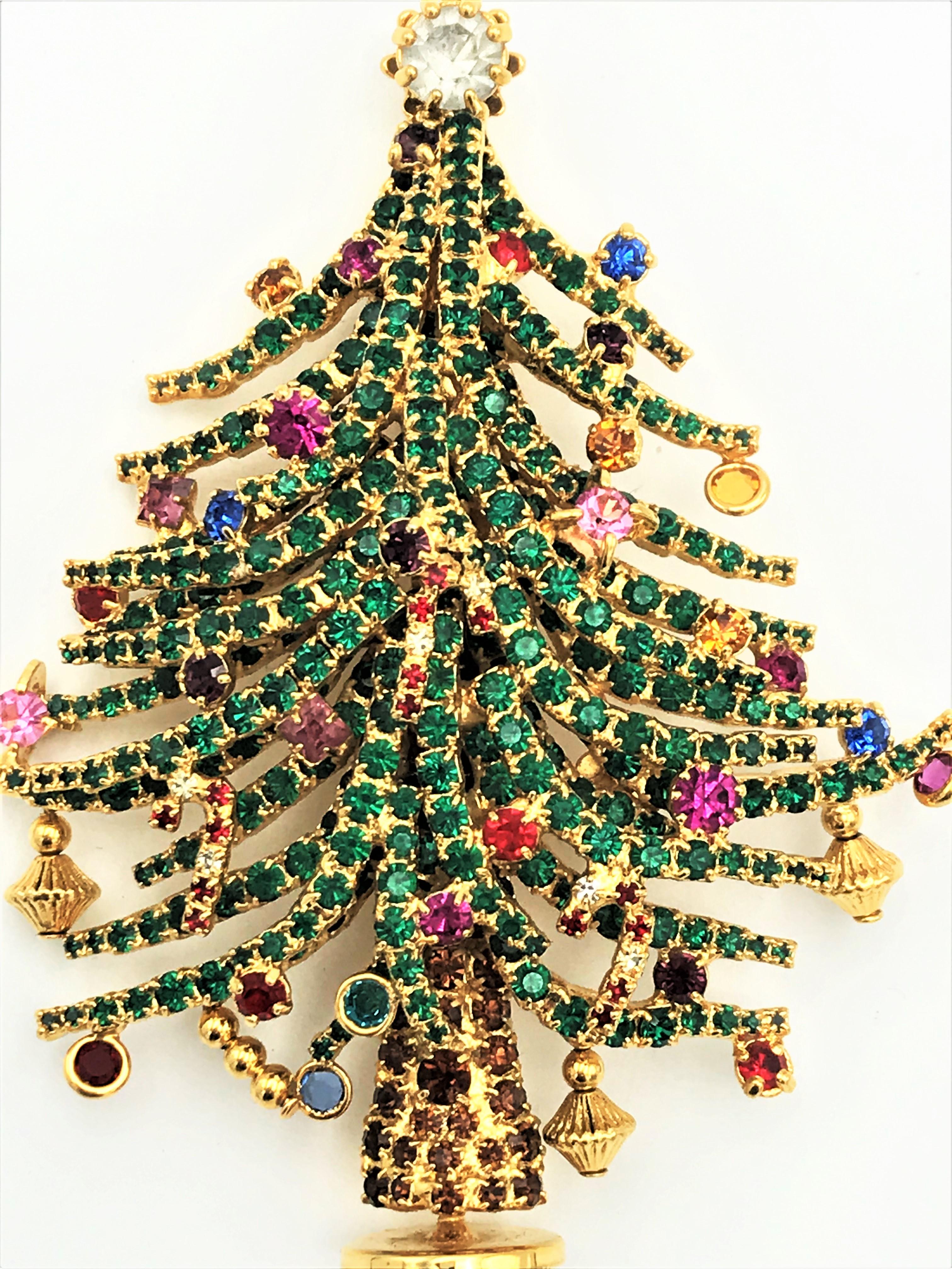 Christmas is coming soon! Who wouldn't want to adorn themselves with a Christmas tree brooch or, in this case, place them on the Christmas-decorated shelf?
This  sparkling treasure is designed and manufactured in California by Dorothy Bauer. She