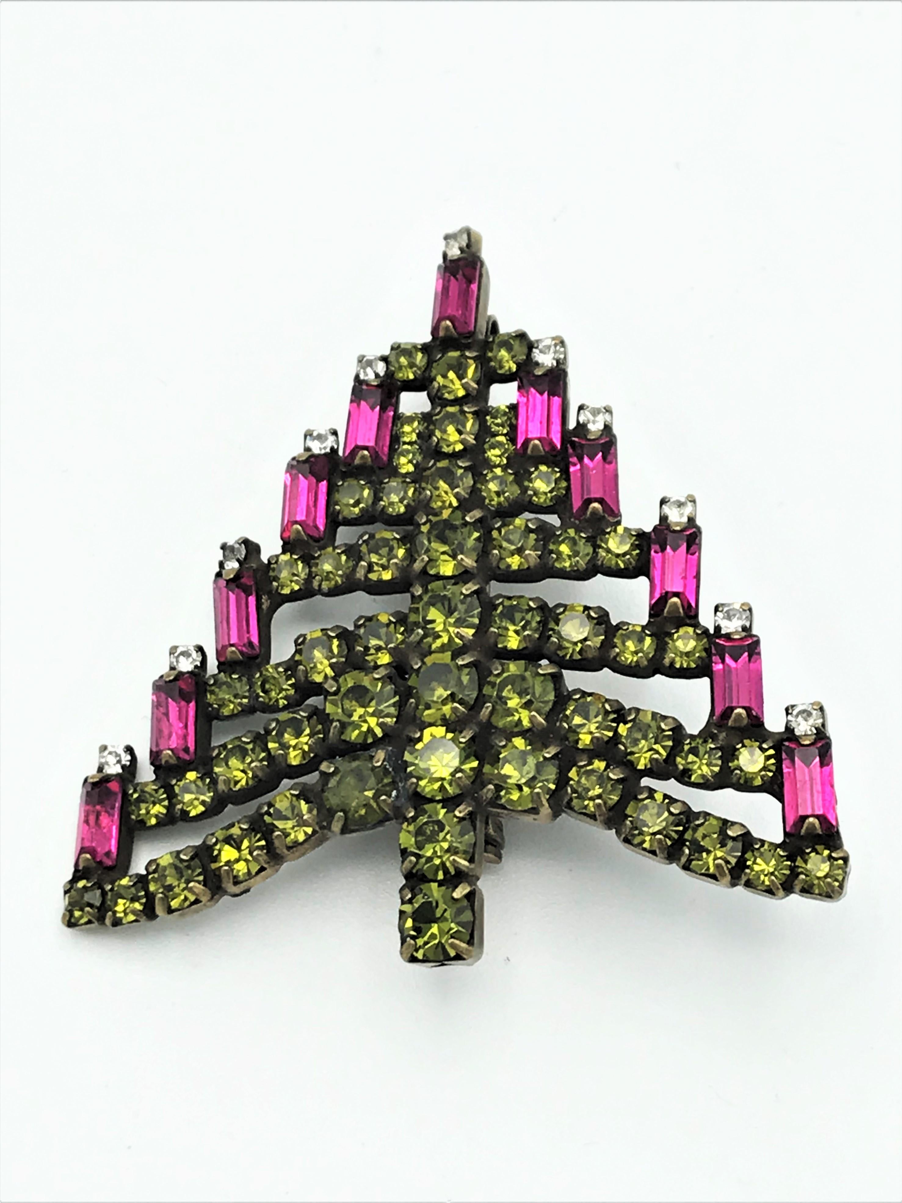 Christmas is coming soon!
Olive colored cut Swarovski rhinestones with pink colored candles. All rhinestones are prong set by hand. This is the 34th xmas tree in this series. 
Measurement:  High 4.5 cm, Wide 4.5 cm. Perfect condition! Nice to wear