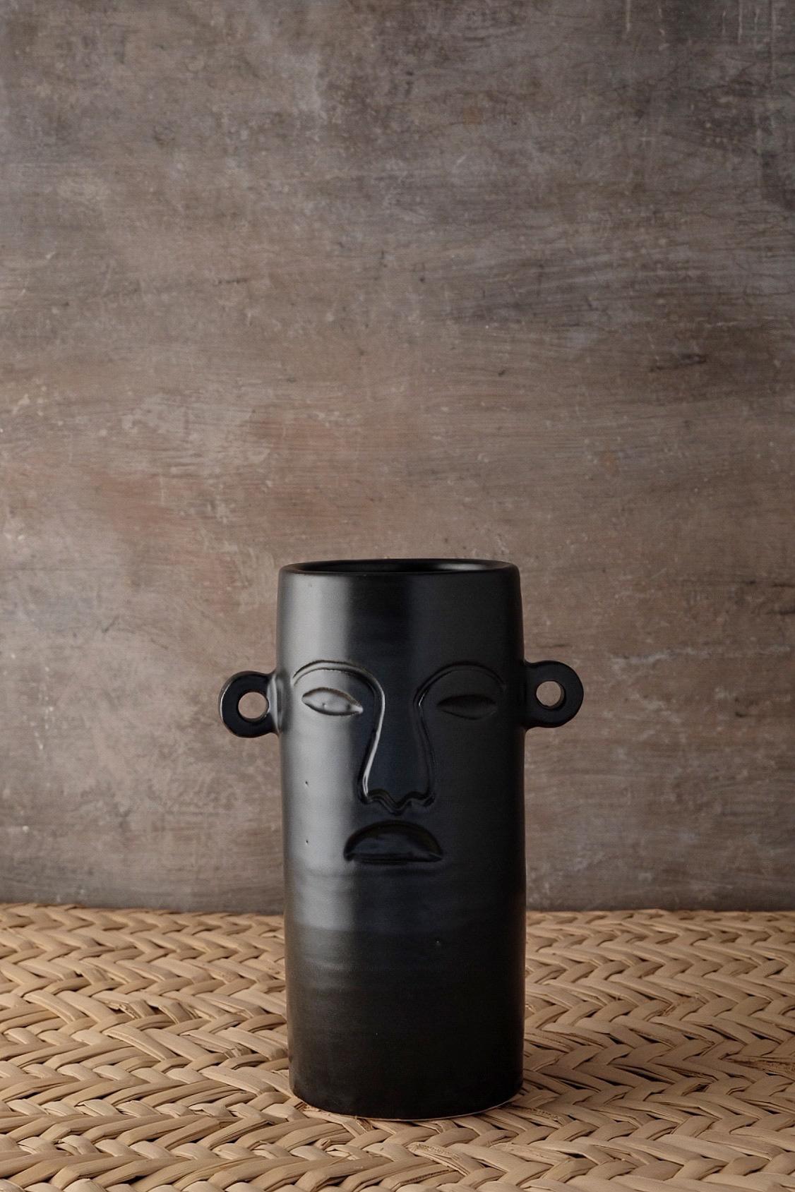 Xochipilli vase by Onora
Dimensions: D 12 x 25 cm
Materials: Ceramic
Available in black, white and sand.

This ceramic vase refers pre-hispanic ceremonial masks. Molded by artisans from the State of Mexico.

This collection reinterprets one