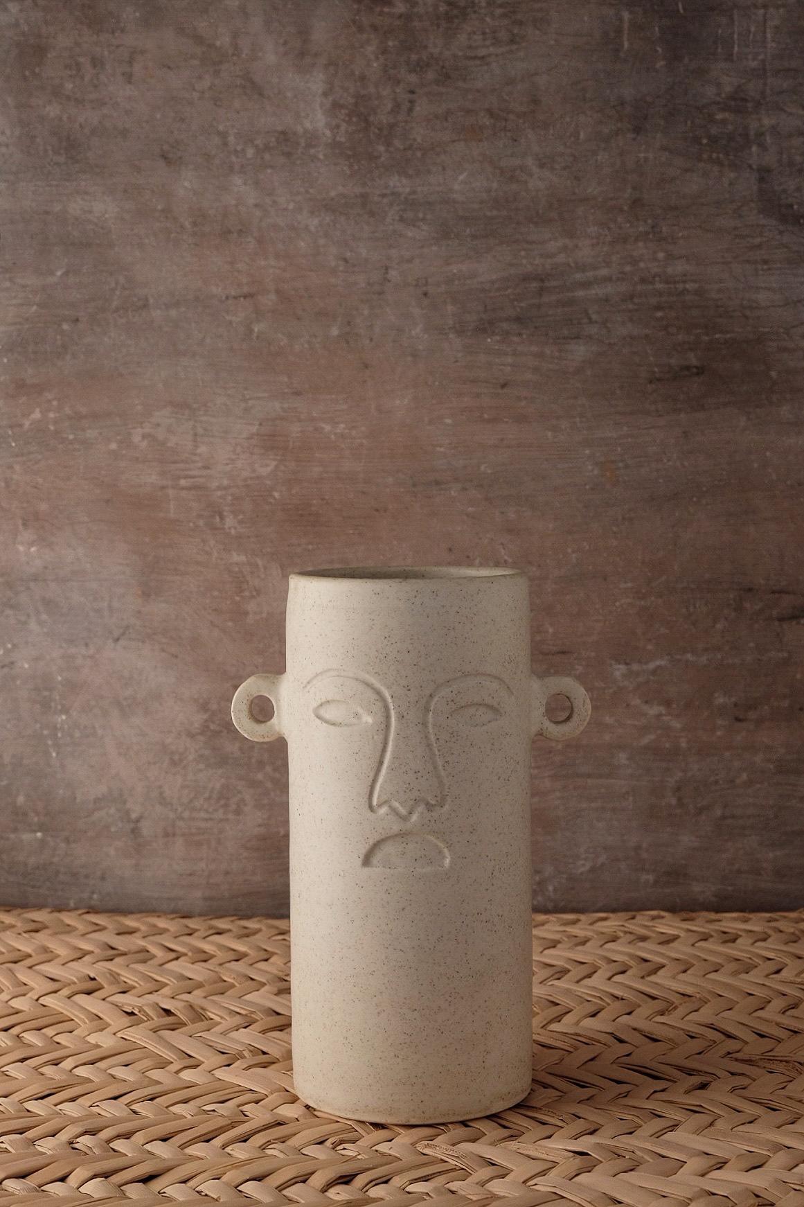Xochipilli vase by Onora
Dimensions: D 12 x 25 cm
Materials: Ceramic
Available in black, white and sand.

This ceramic vase refers pre-hispanic ceremonial masks. Molded by artisans from the State of Mexico.

This collection reinterprets one