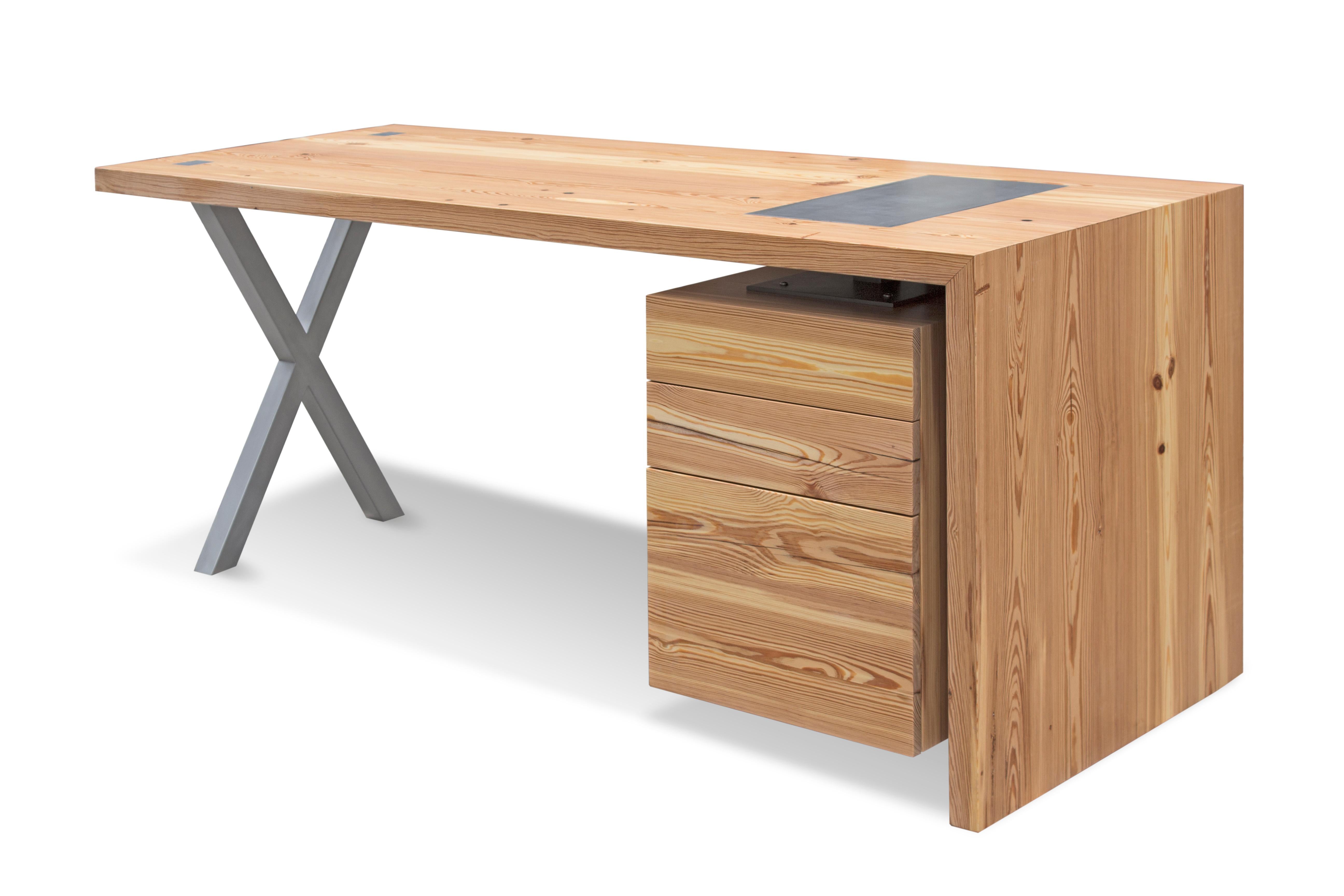 Dieser hübsche Massivholzschreibtisch mit schwebendem Aktenschrank ist die neueste Ausgabe eines wachsenden Portfolios an maßgeschneiderten Büromöbeln. Obwohl er hauptsächlich im industriellen Stil gehalten ist, verleiht ihm der Hauch von Midcentury