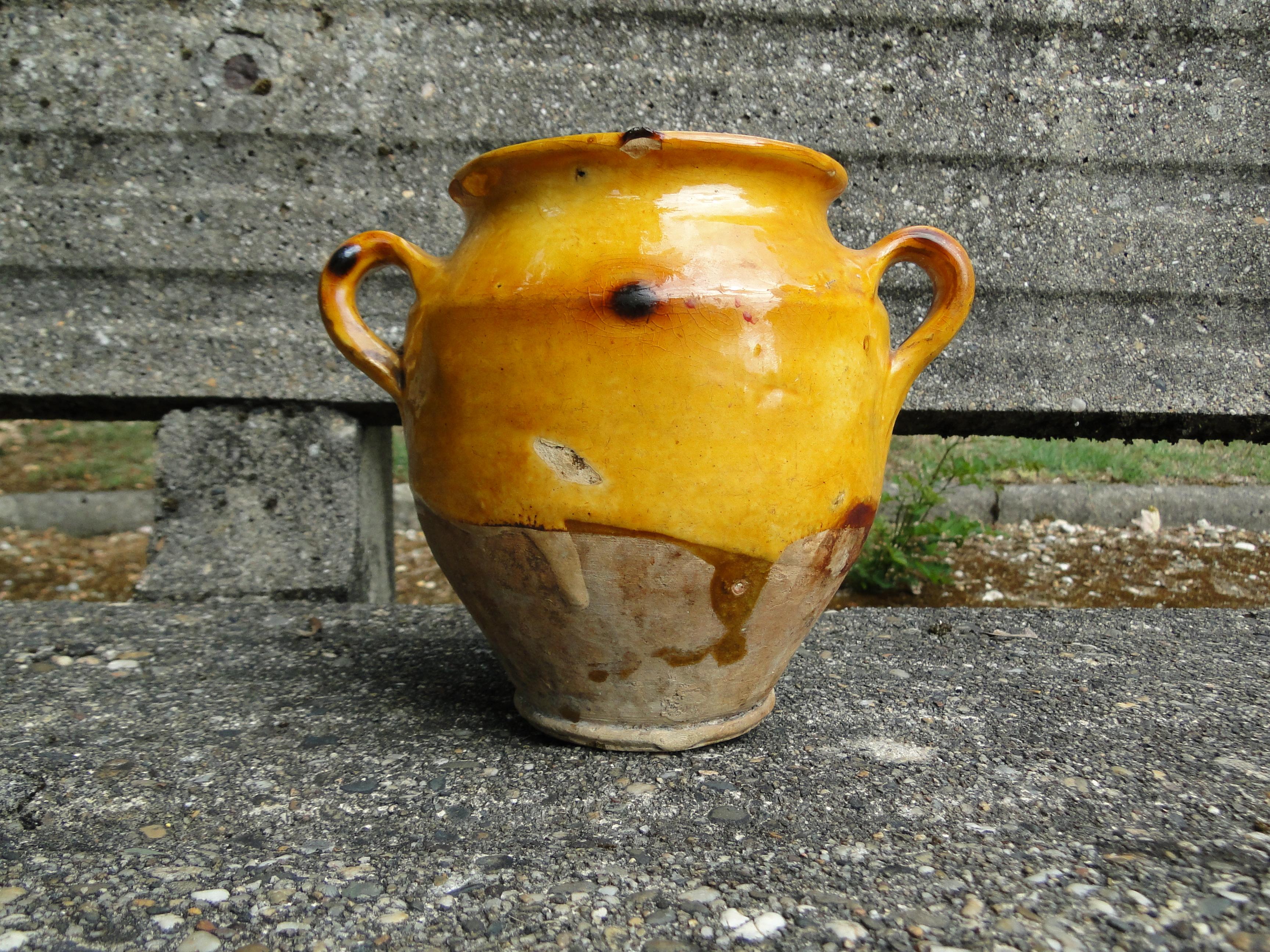 A rustic French confit pot from the late nineteenth / early twentieth-century.

Originally used for storing preserves.

This would make a lovely addition to a collection of antique pottery.

Condition and wear consistent with age and