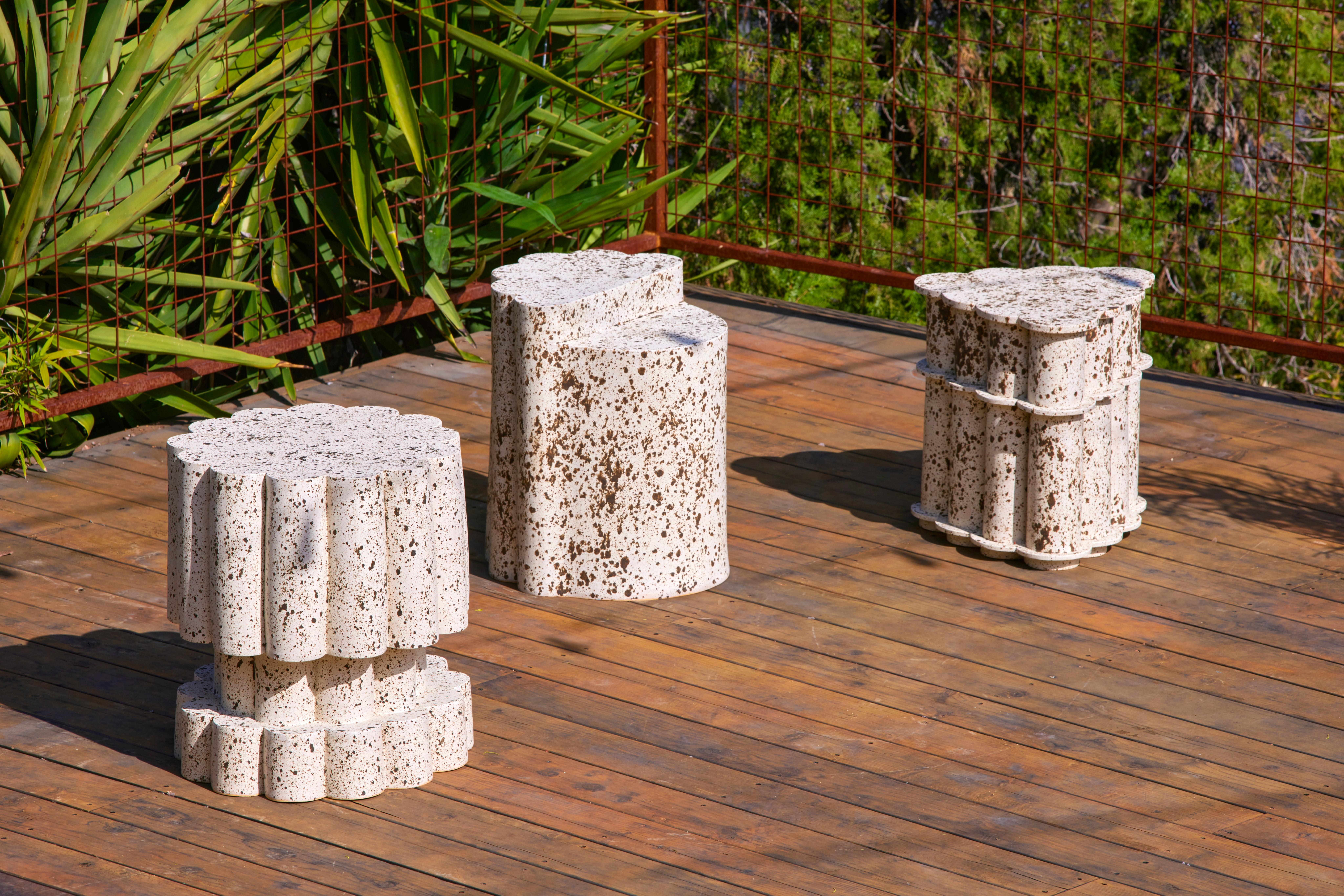 Ceramic XS Triple Tier Cloud Beistelltisch & Hocker in Birke. Auf Bestellung gefertigt. 

BZIPPY-Keramikprodukte sind Unikate aus Steinzeug / Steingut, darunter Möbel, Pflanzgefäße und Wohnaccessoires. 

Jedes Stück wird in unserem Werk in Los