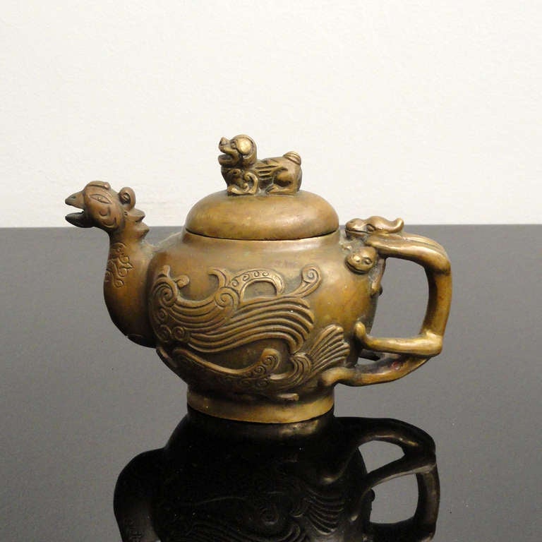 Pichet en bronze conçu comme un phénix,
Chine, fin du XIXe-début du XXe siècle.
Marque apocryphe Xuande.
Mesures : Hauteur 12,5 cm (5 in).