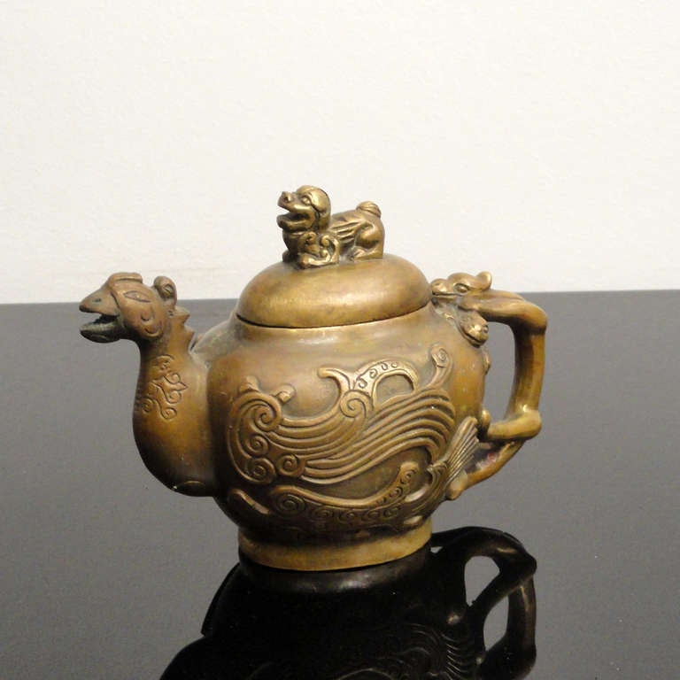 Chinois Pichet de thé en bronze en forme de phénix:: marque Xuande:: Chine:: vers 1900 en vente