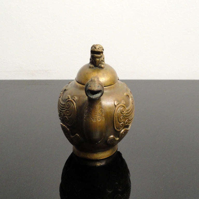 Bronze-Teekanne der Marke Xuande in Form eines Phönix:: China:: um 1900 (Gegossen) im Angebot