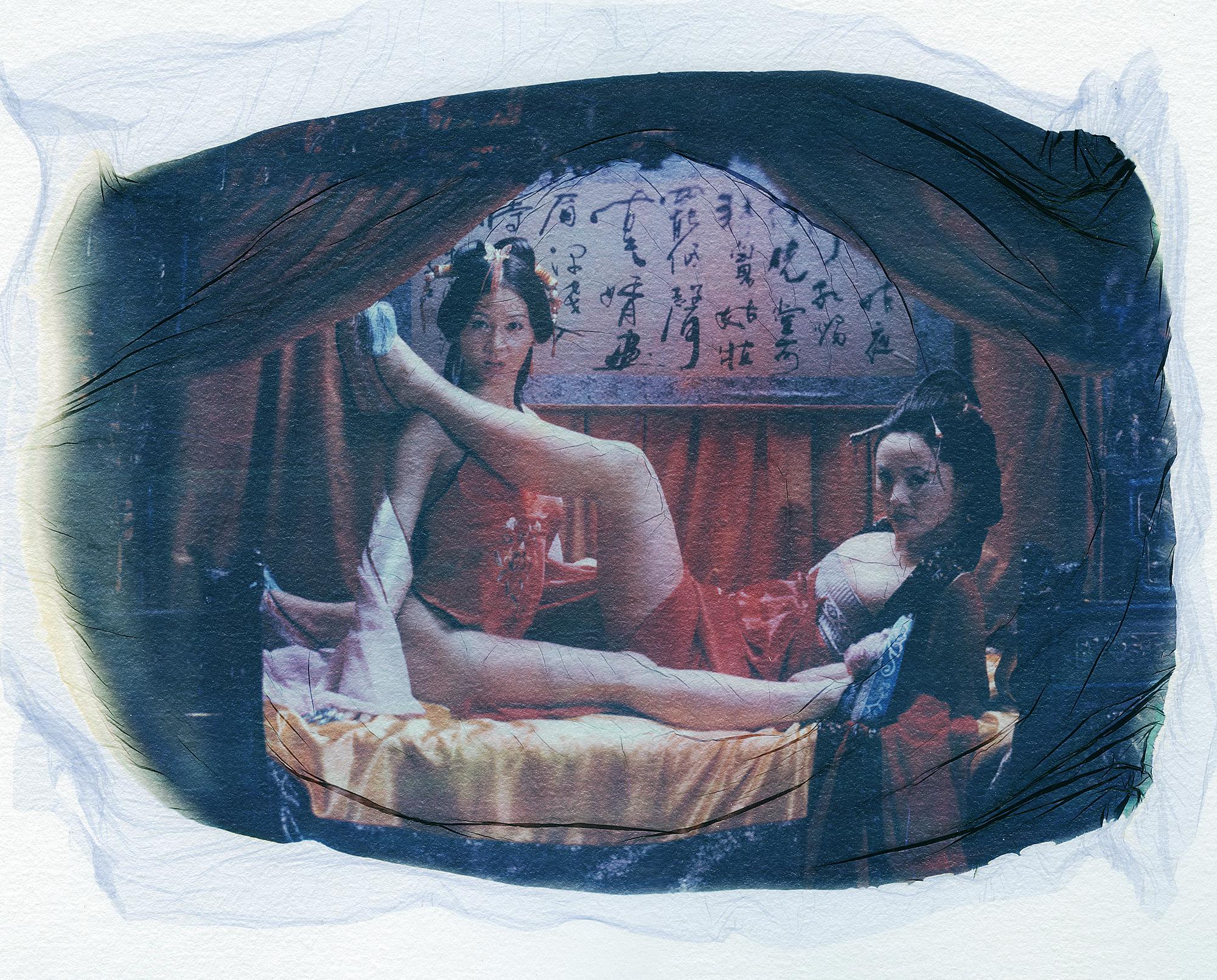 xulong zhang Color Photograph – Ohne Titel - Zeitgenössisch, Chinesisch, Polaroid, Emulsion Transfer, Frauen