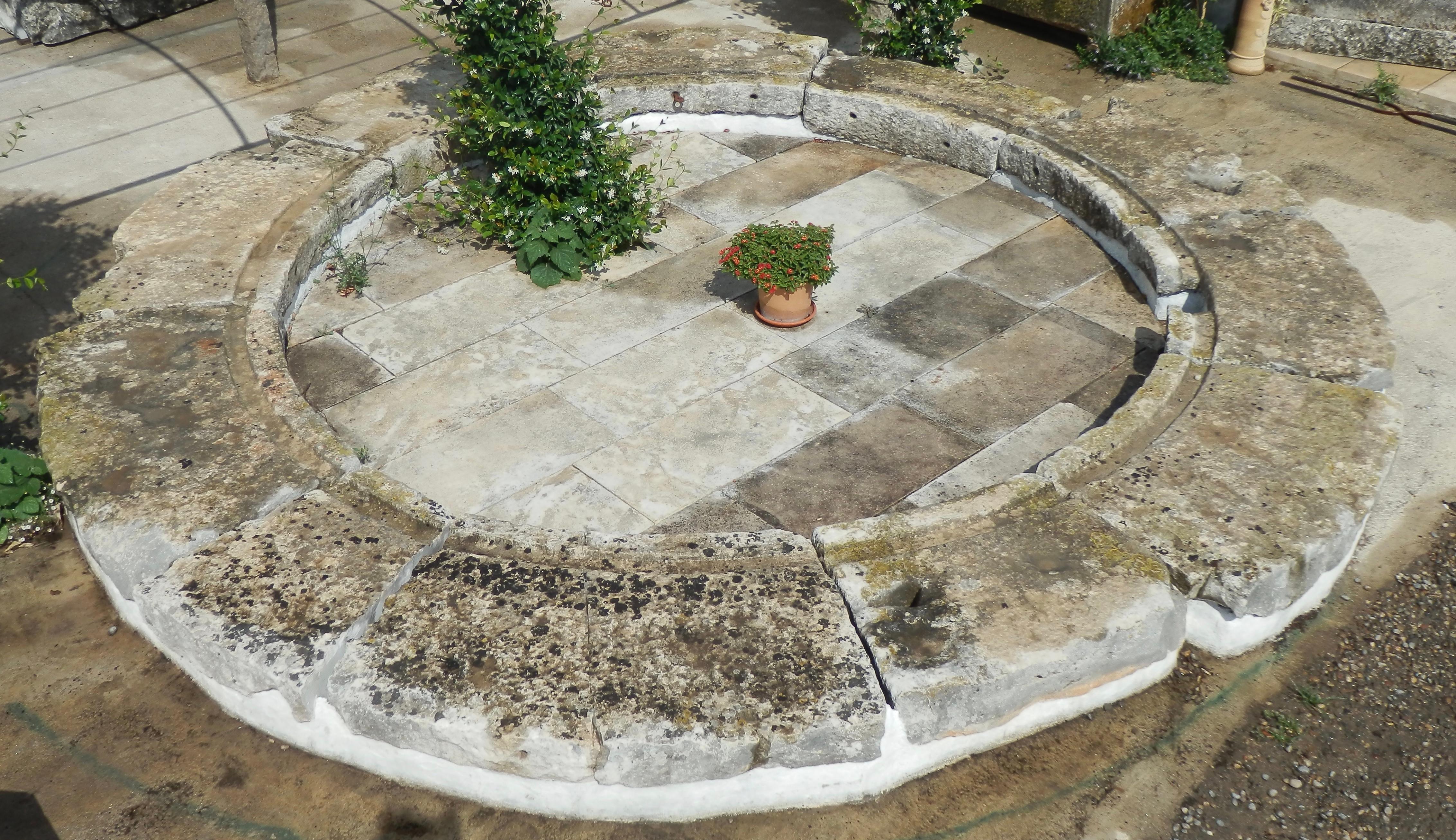 Magnífica corona de molino de mediados del siglo XVIII
Origen Portugal
Material: Piedra caliza ( dura)
Este bello elemento arquitectónico cortado a mano rodeaba la parte superior de un molino
El carril circular servía de apoyo a las ruedas de madera