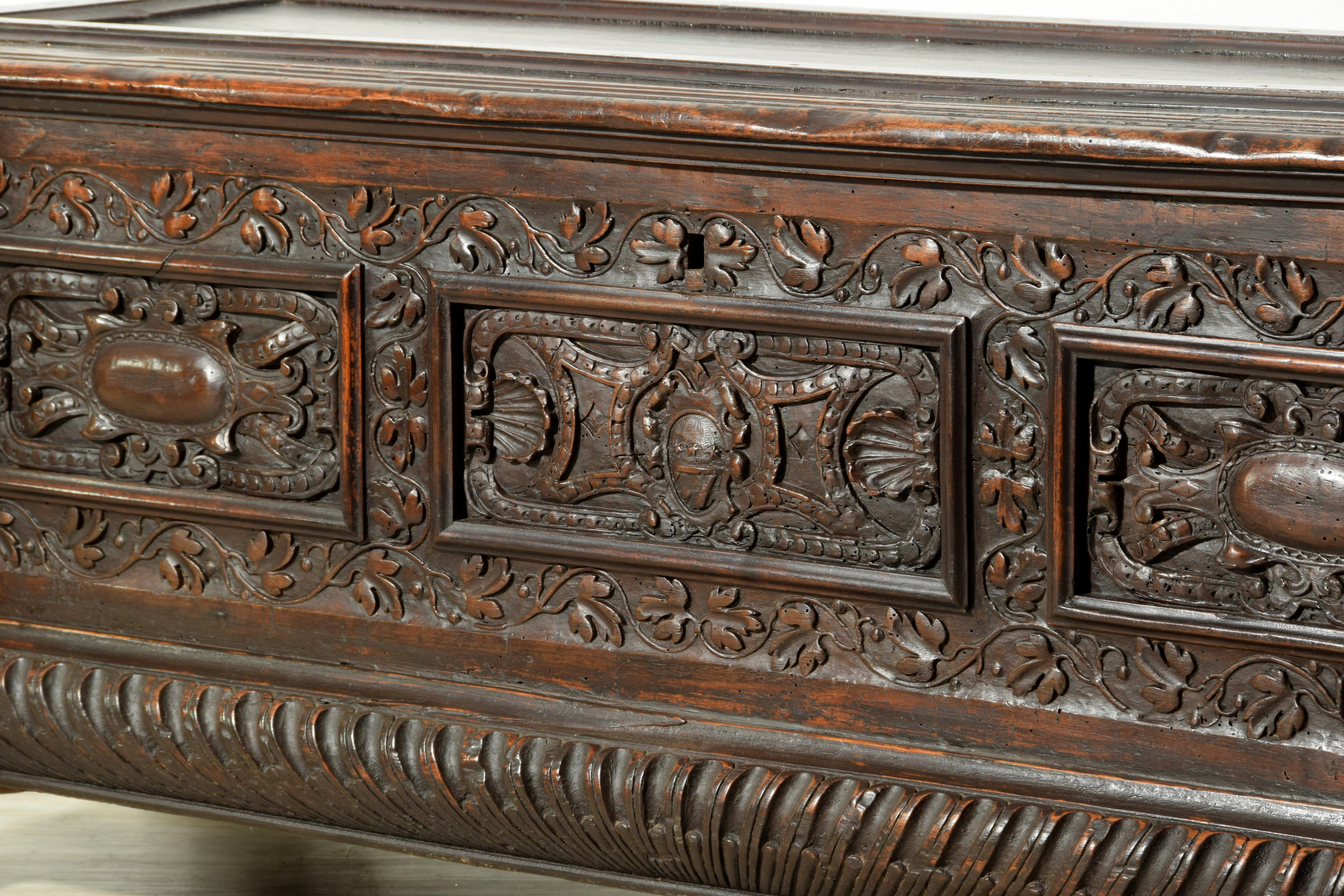 Coffre en bois de la Renaissance italienne du XVIe siècle en vente 11