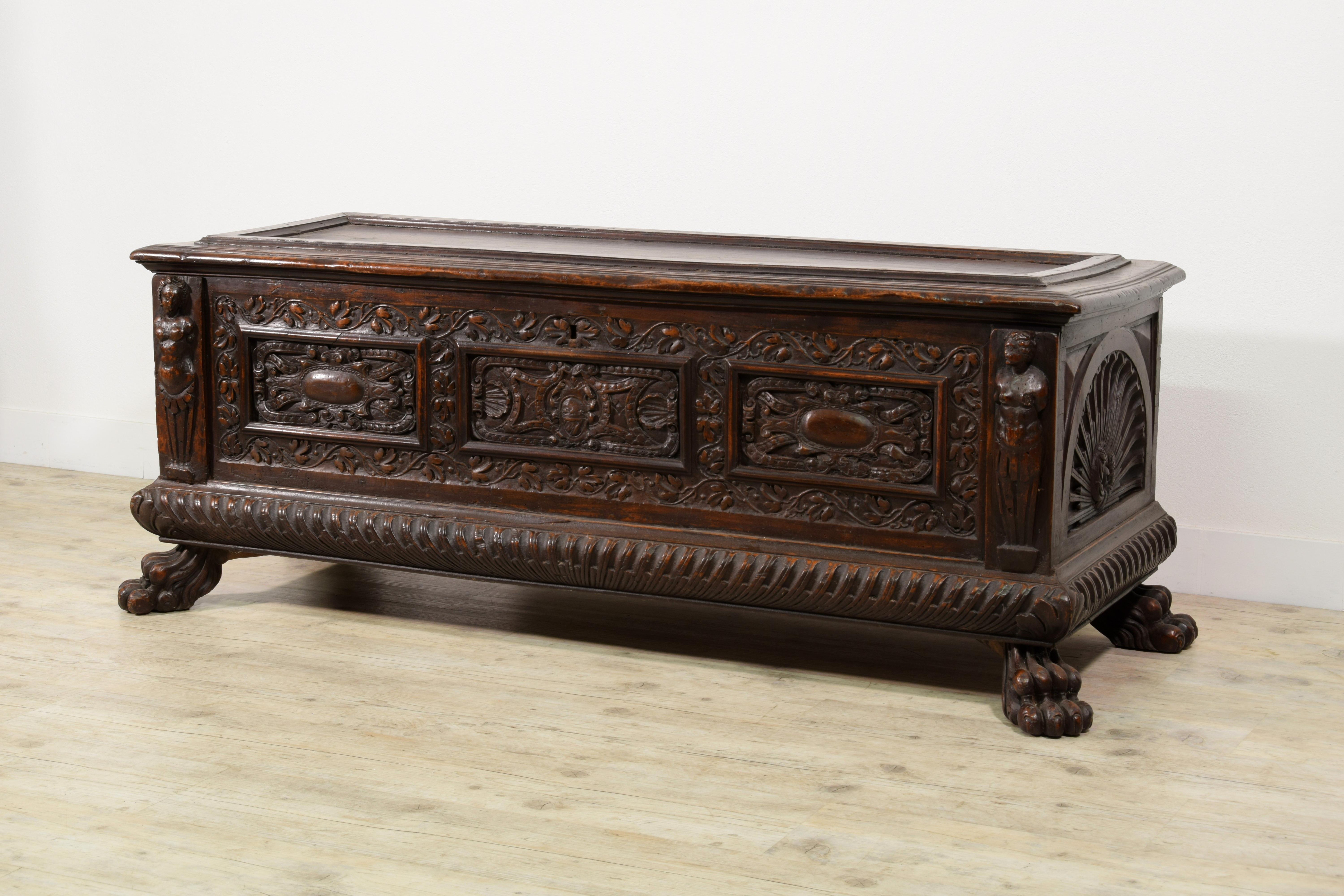 XVI Century, Italian Renaissance wood chest.

This important noble chest of the Tuscan Renaissance was built towards the end of the sixteenth century. In carved and carved walnut wood it consists of a single axis top enriched with a relief frame