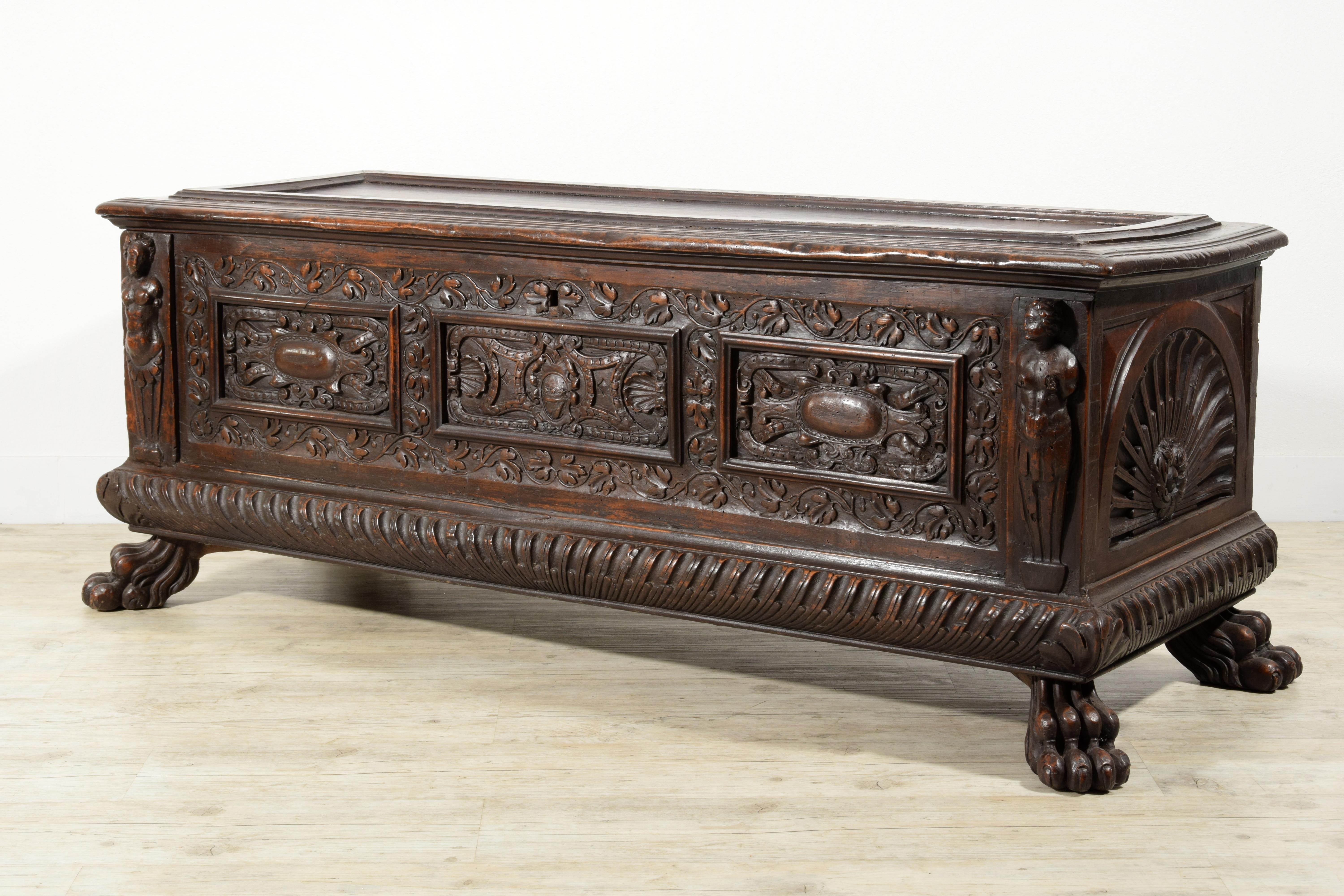 XVI Century, Italian Renaissance Wood Chest For Sale 2