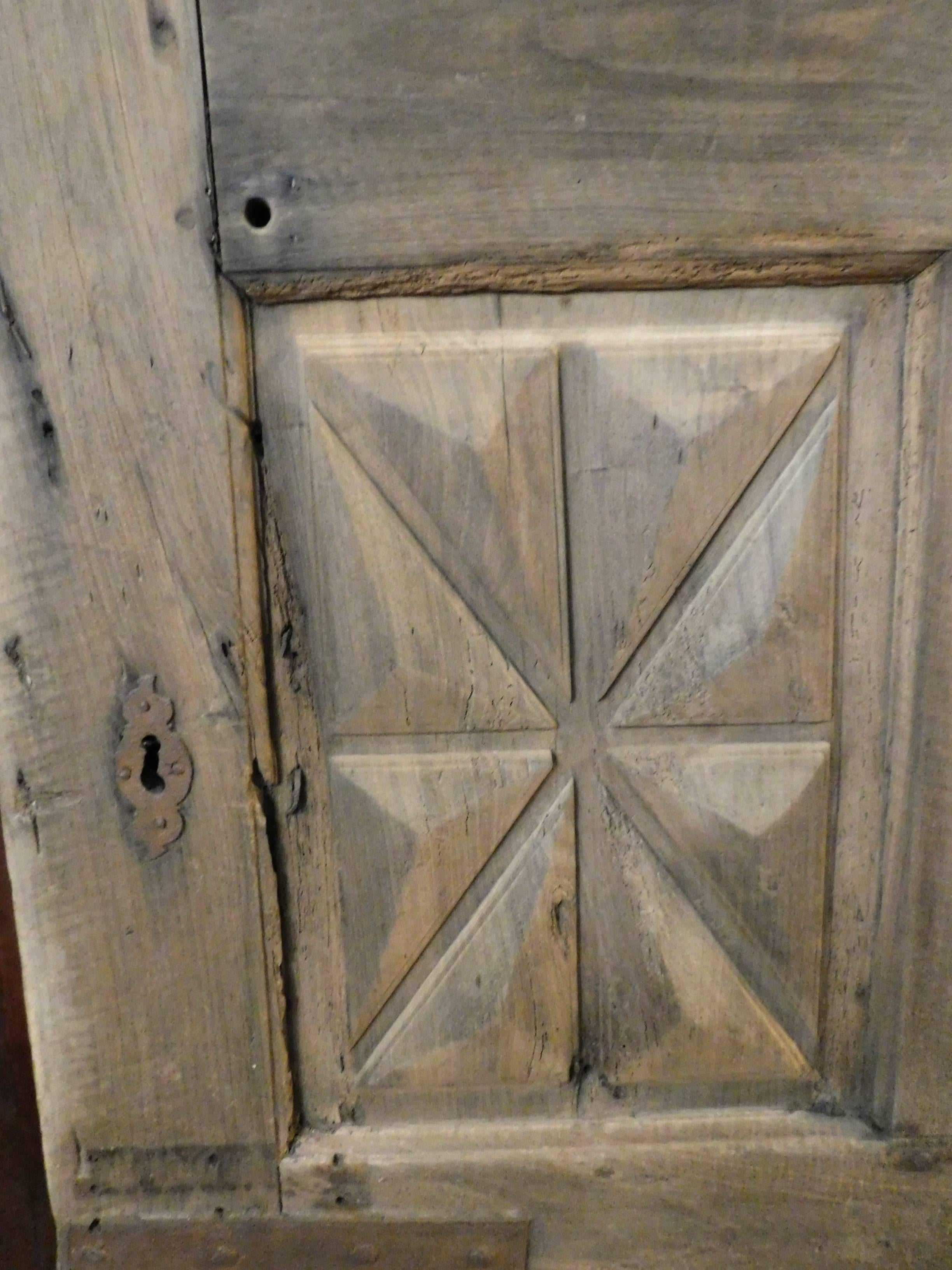 17th Century Entry Door Made of Walnut In Good Condition In Cuneo, Italy (CN)