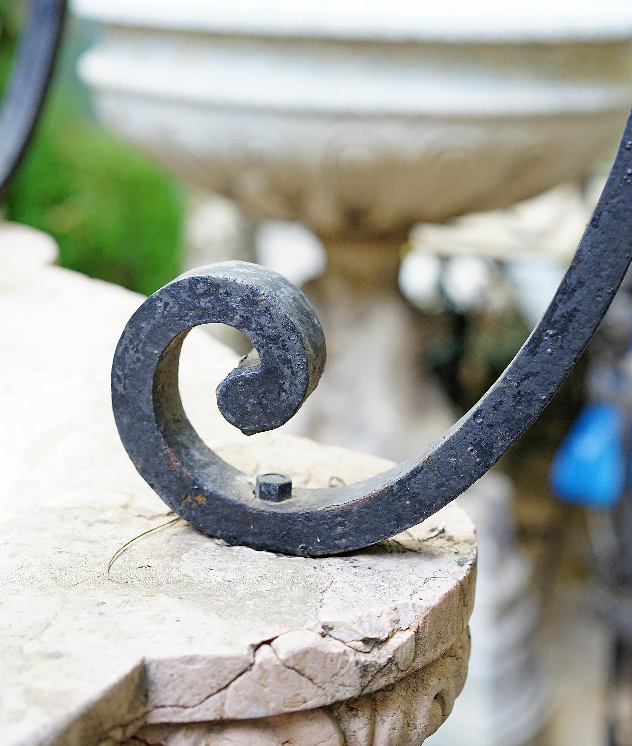 XVII Century Venetian Rosso Verona Marble Wellhead with Wrought Iron Top, Italy For Sale 3