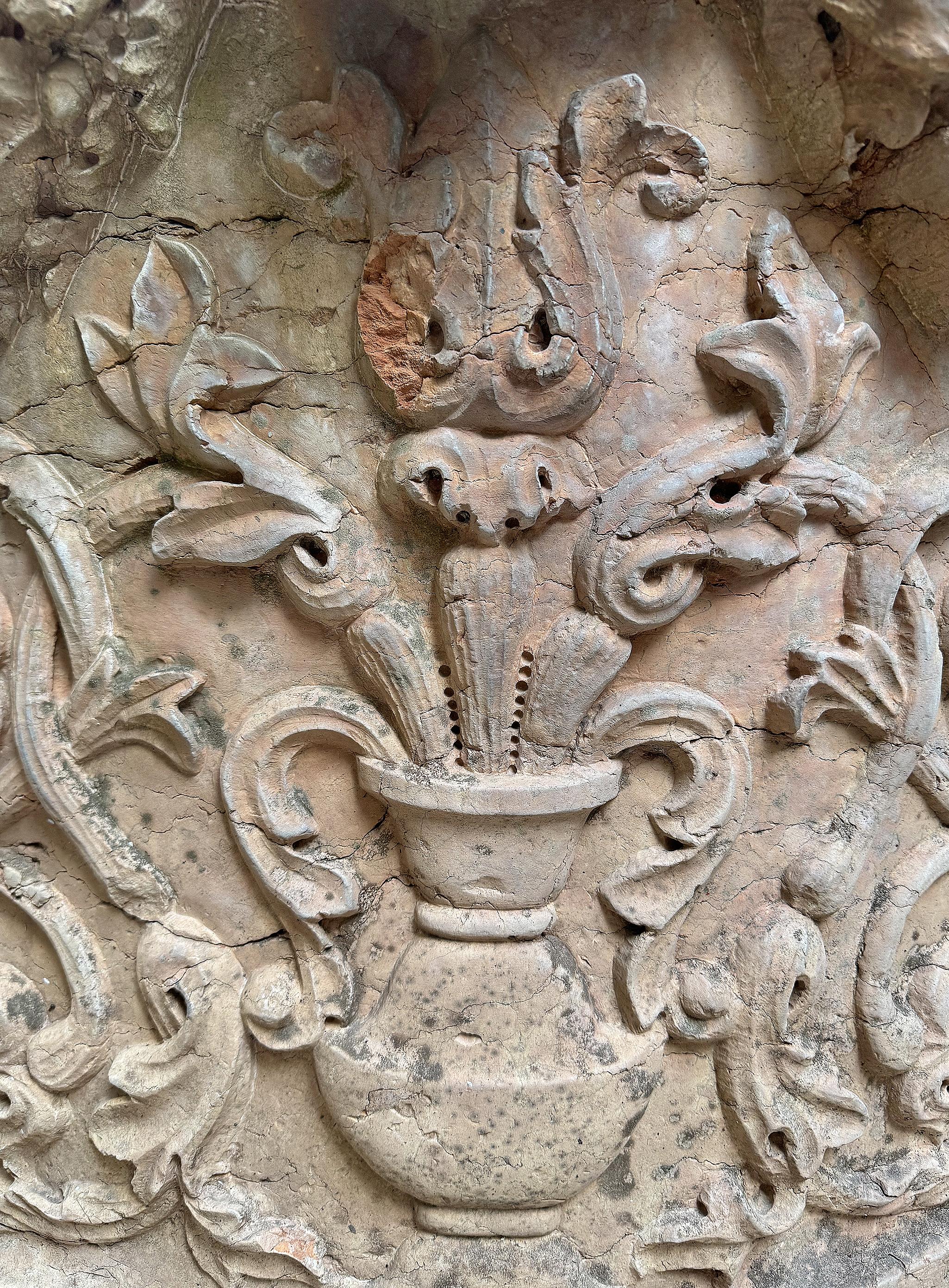 XVII Century Venetian Rosso Verona Marble Wellhead with Wrought Iron Top, Italy For Sale 4