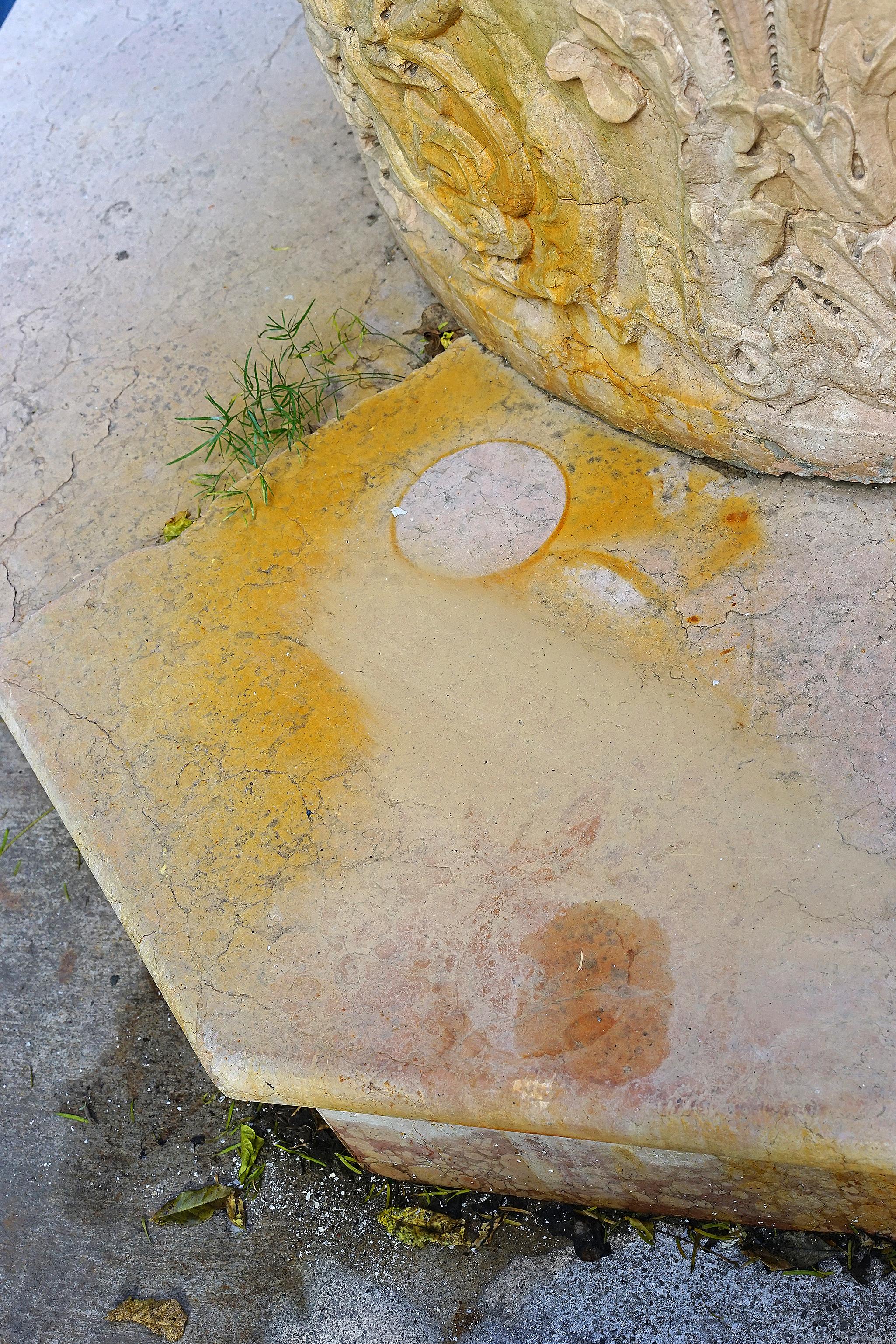 XVII Century Venetian Rosso Verona Marble Wellhead with Wrought Iron Top, Italy For Sale 5