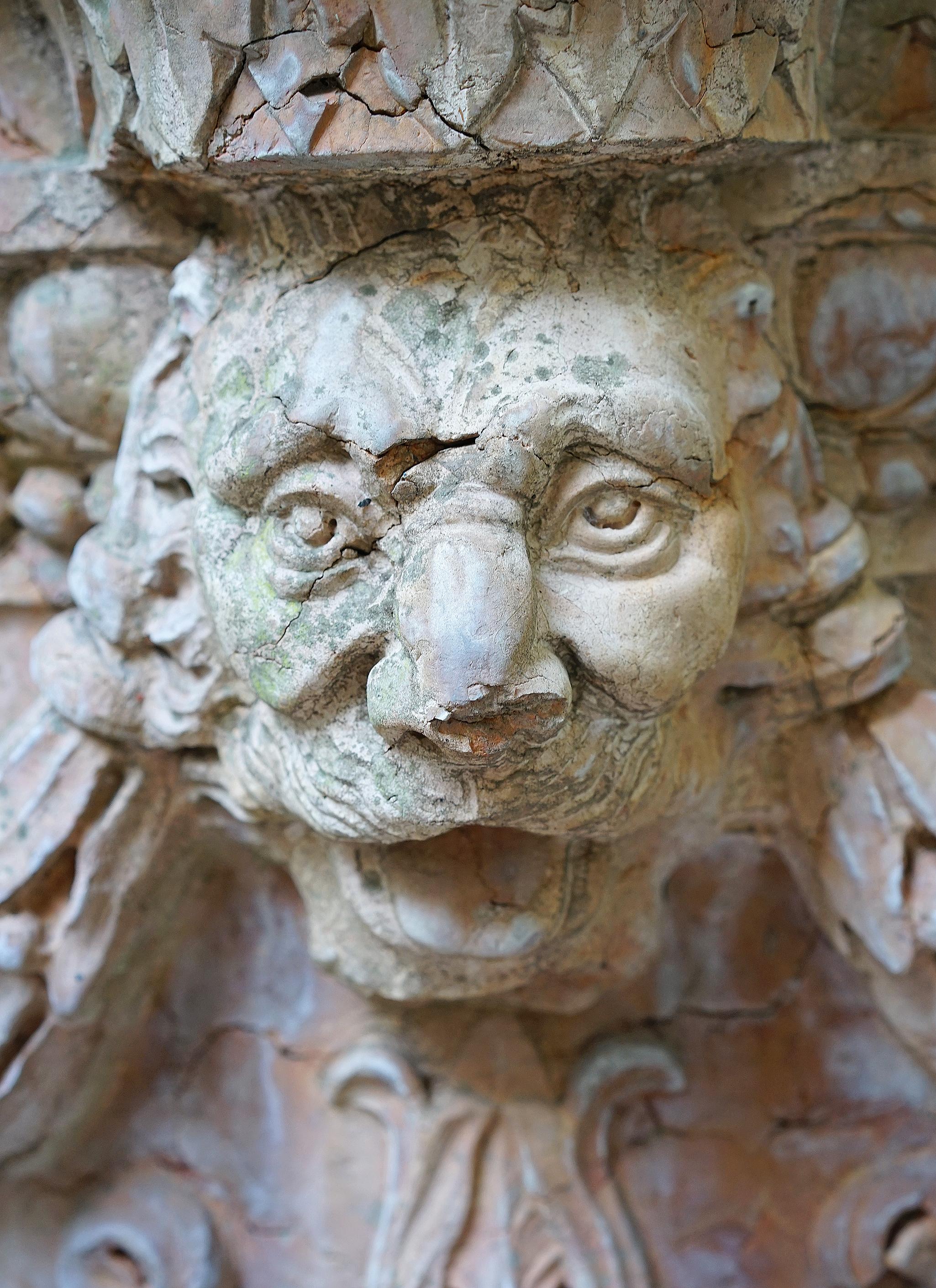 Carved XVII Century Venetian Rosso Verona Marble Wellhead with Wrought Iron Top, Italy For Sale