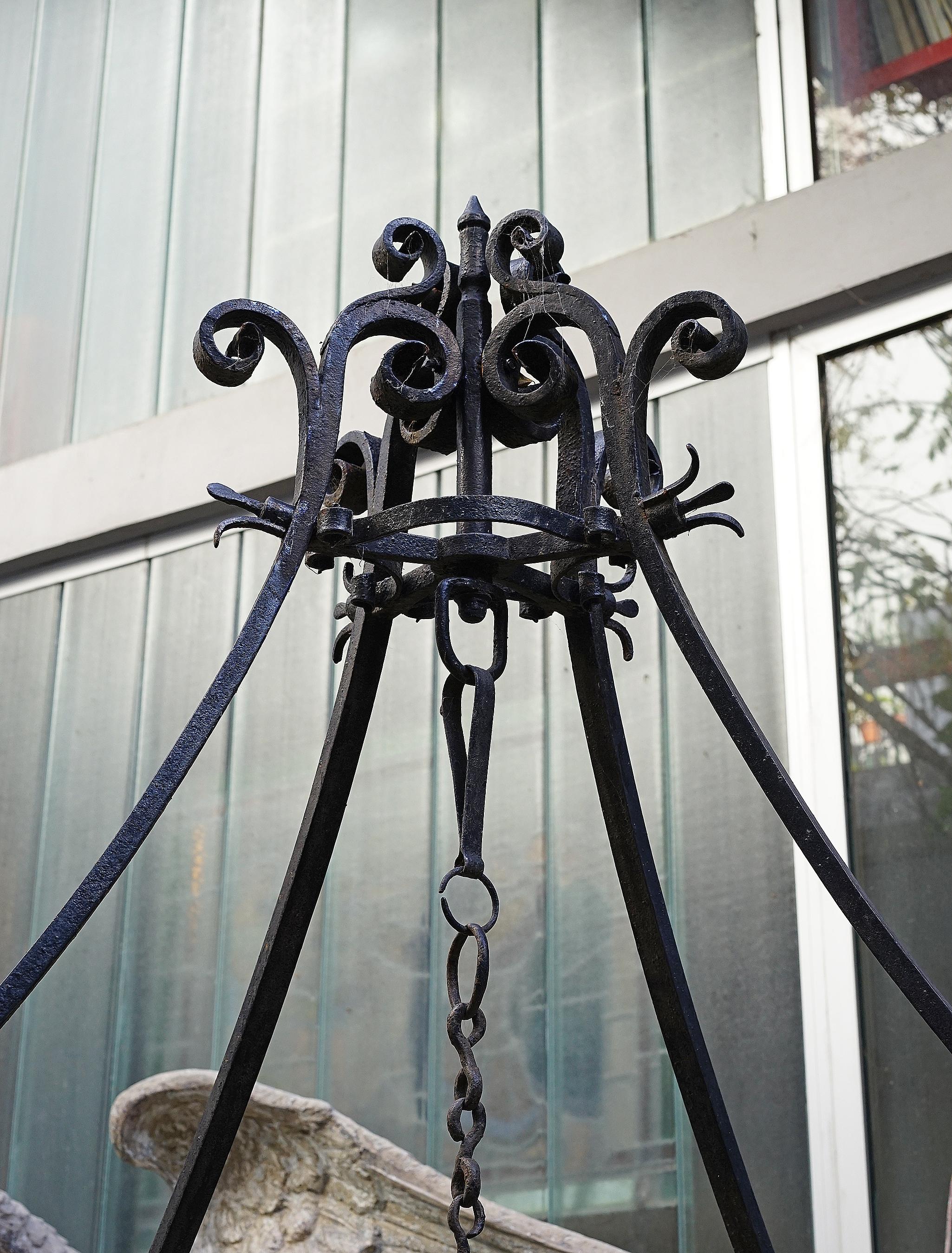 XVII Century Venetian Rosso Verona Marble Wellhead with Wrought Iron Top, Italy For Sale 1
