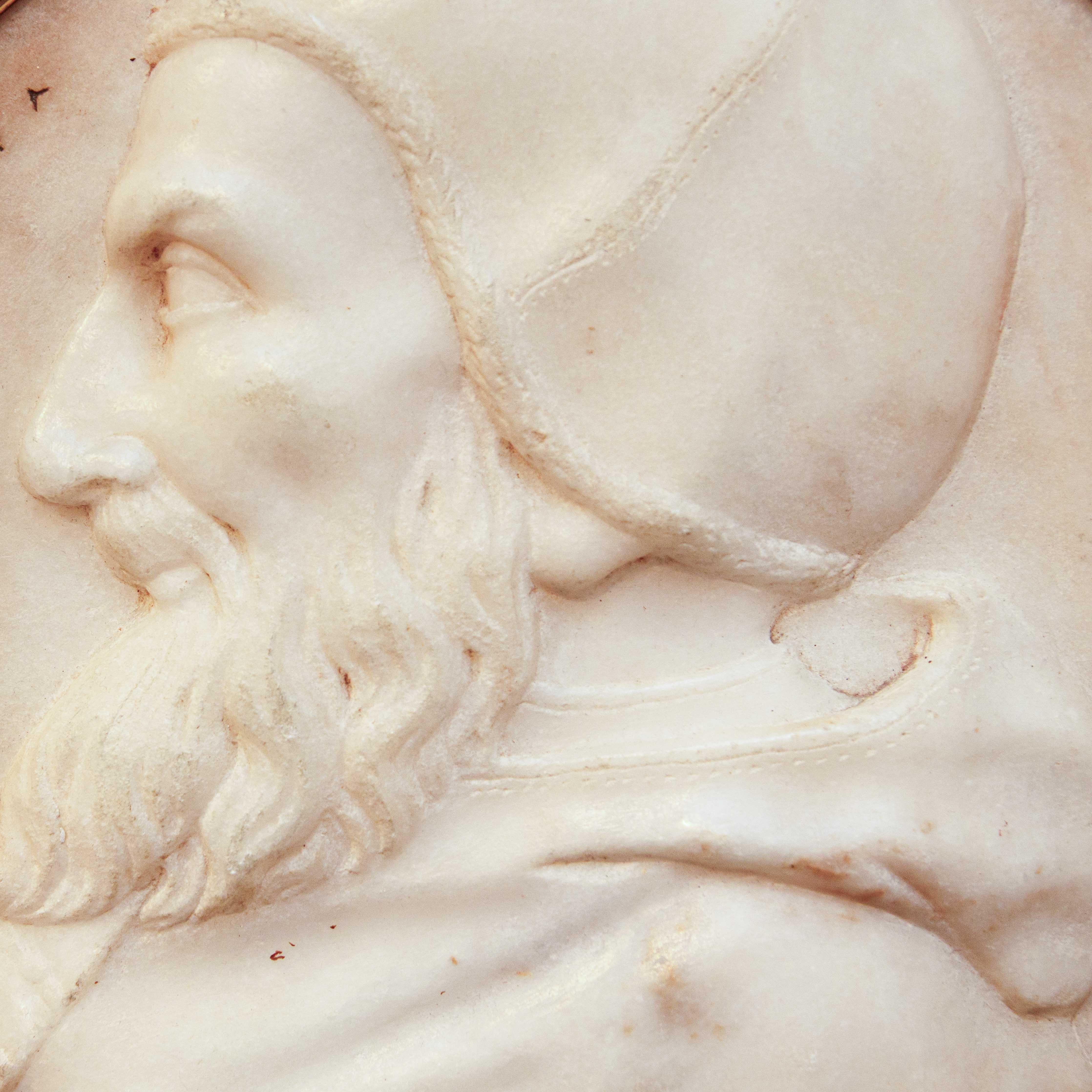 XVII secolo, Rilievi in marmo  raffiguranti papa Innocenzo XI e Pio V  For Sale 5