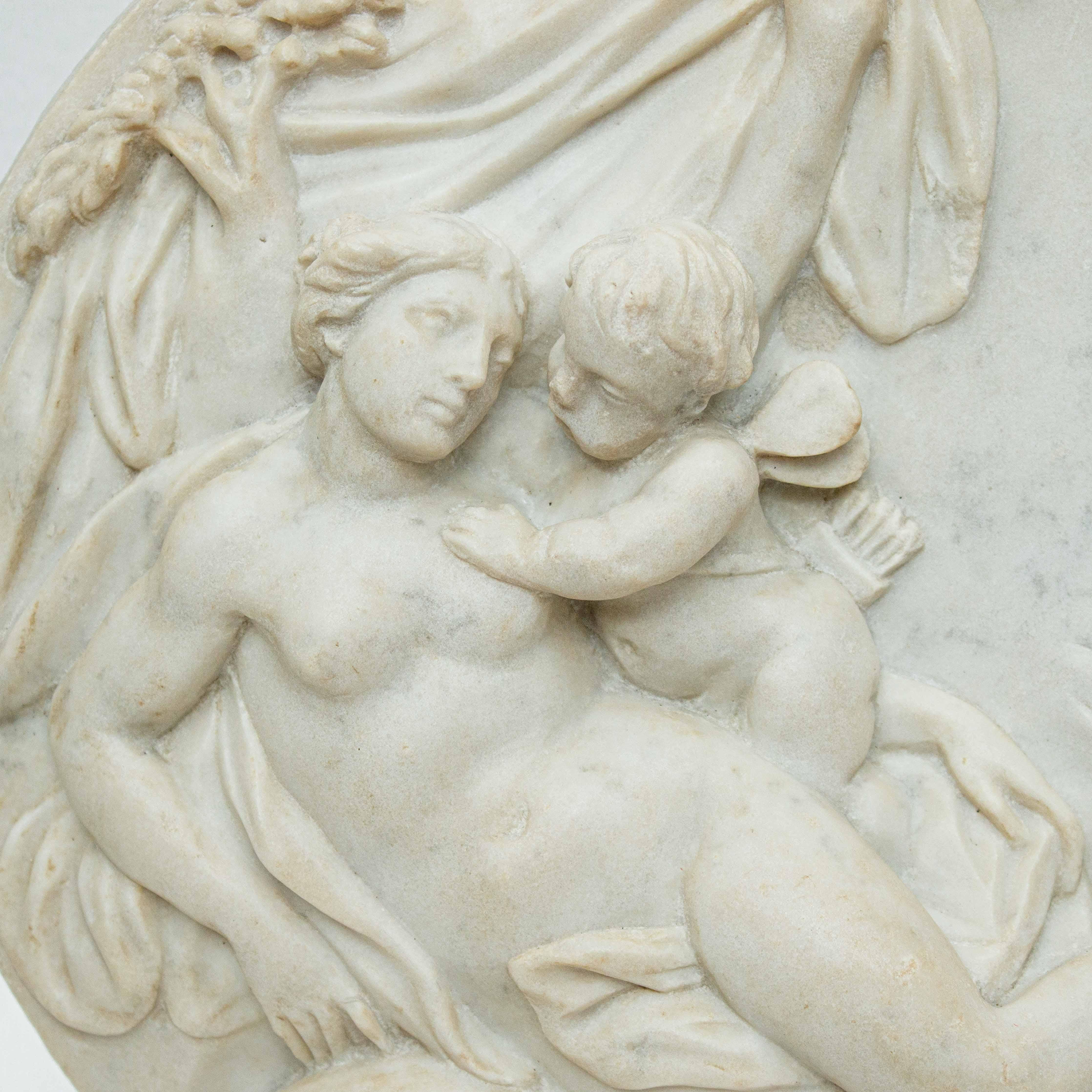 XVII secolo, Veneto

Venere dormiente e Cupido

Marmo, cm 30 X 33 X 1

In un’ambientazione bucolica, il corpo sensuale e monumentale della dea Venere è abbandonato al sonno, assecondando l’andamento curvo del supporto n marmo. Un puttino