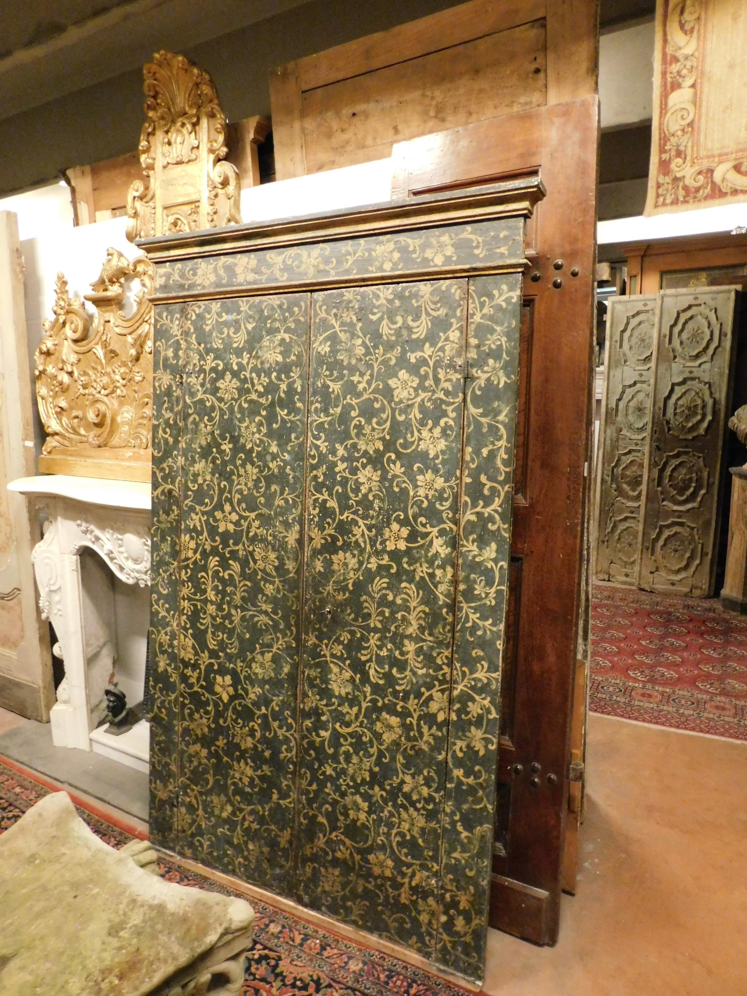 18th century antique lacquered placard with fake upholstery, meas. max cm 135 x h 214, doors to pull meas. 90 x 192 cm, age '700, from Italian house.