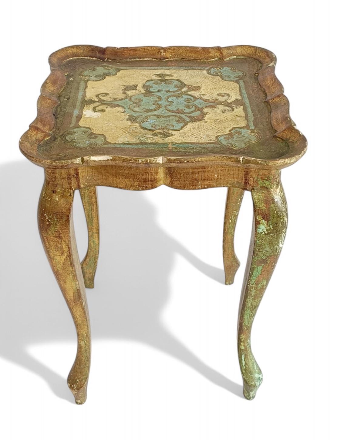 Tavolino da letto rococò Florentine Revival anni '50 in oro, Italia  

Affascinante tavolino del Mid-Century Modern in un delizioso color turchese chiaro con finiture originali in oro dorato. Eleganza assoluta sia da sola che accanto a un divano o