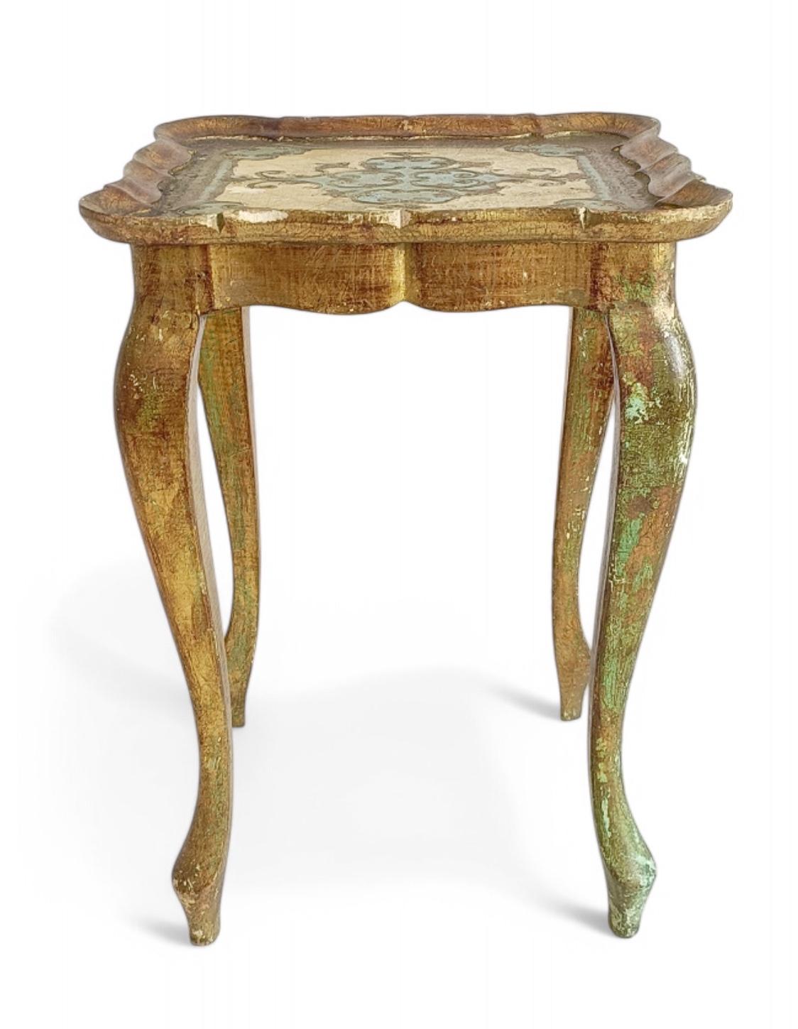 Neorococò XVIII secolo Stile Florentine Rococò Revival  Tavolino d'angolo italiano dorato in vendita