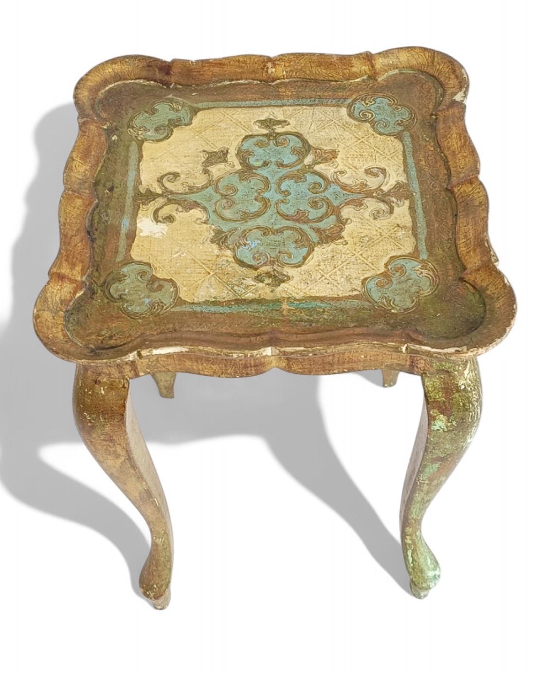 Intagliato a mano XVIII secolo Stile Florentine Rococò Revival  Tavolino d'angolo italiano dorato in vendita