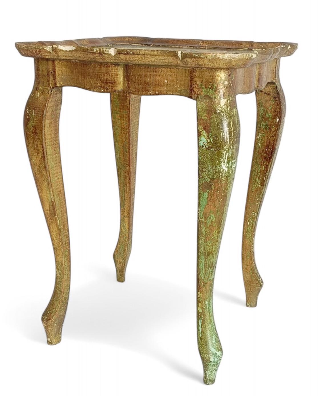 XVIII secolo Stile Florentine Rococò Revival  Tavolino d'angolo italiano dorato In condizioni buone in vendita a Valencia, VC