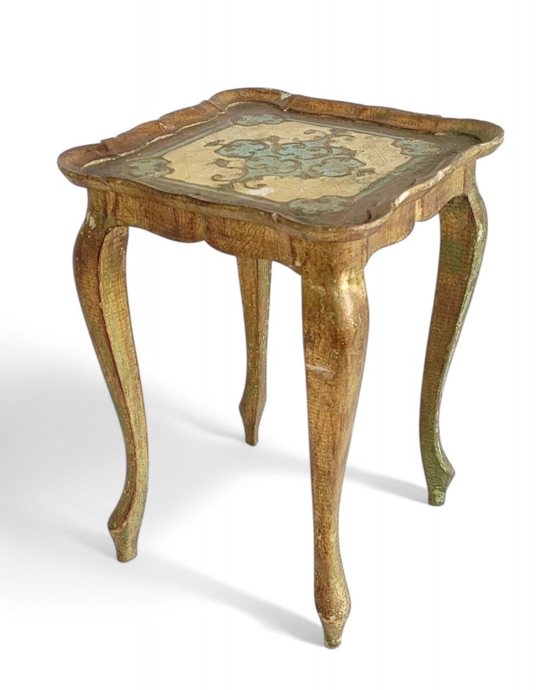 XX secolo XVIII secolo Stile Florentine Rococò Revival  Tavolino d'angolo italiano dorato in vendita