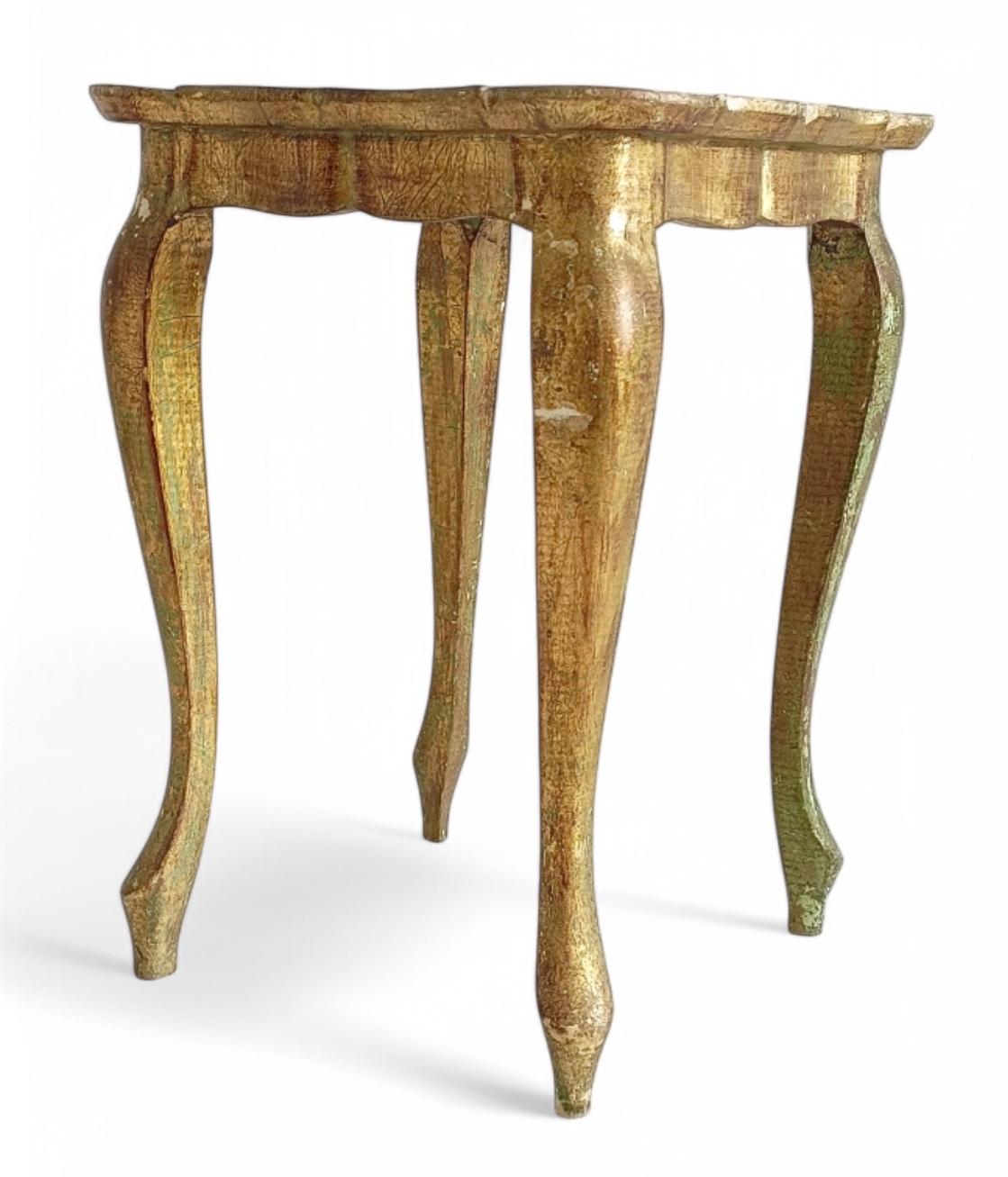 Legno XVIII secolo Stile Florentine Rococò Revival  Tavolino d'angolo italiano dorato in vendita