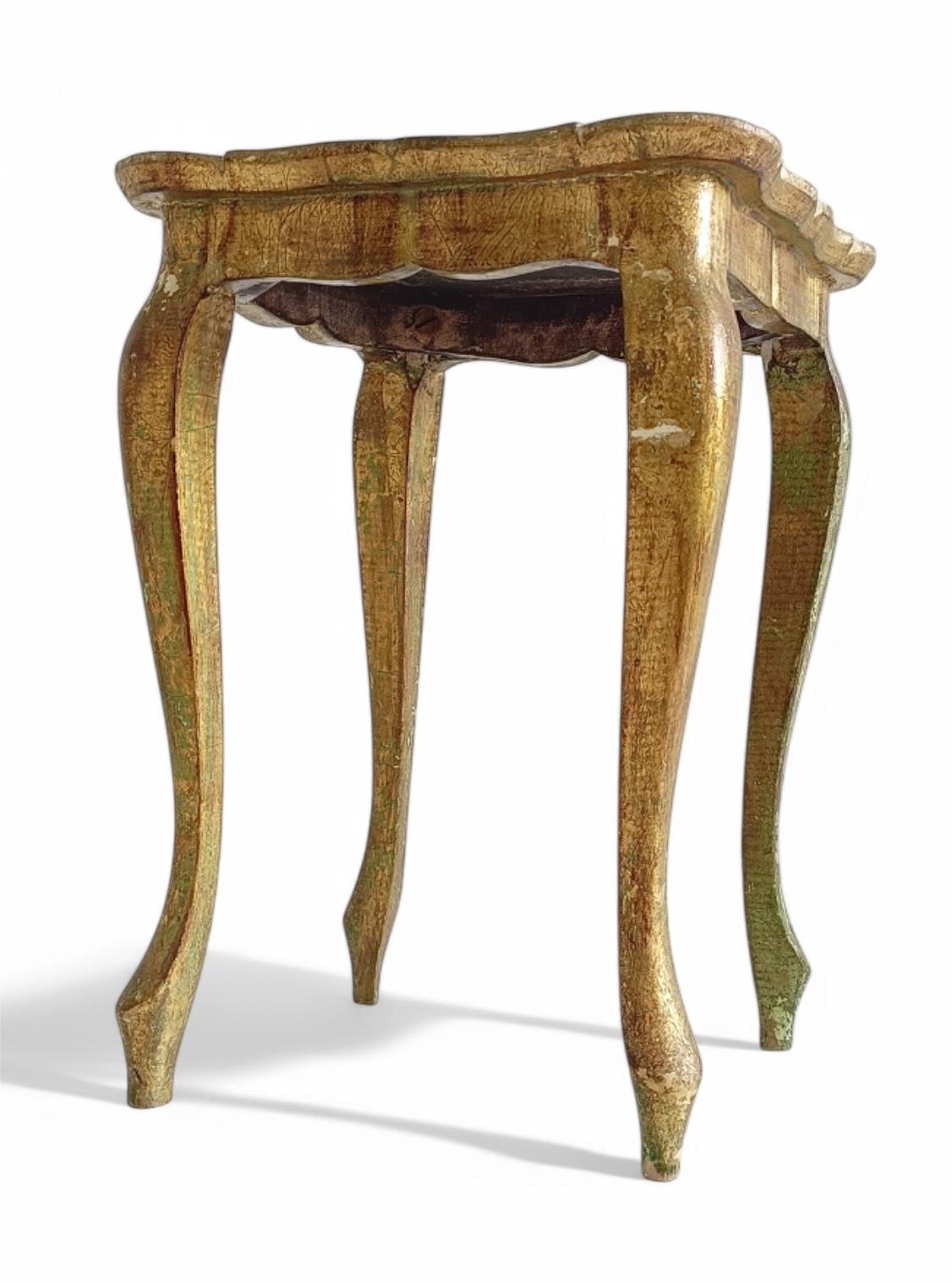 XVIII secolo Stile Florentine Rococò Revival  Tavolino d'angolo italiano dorato in vendita 1