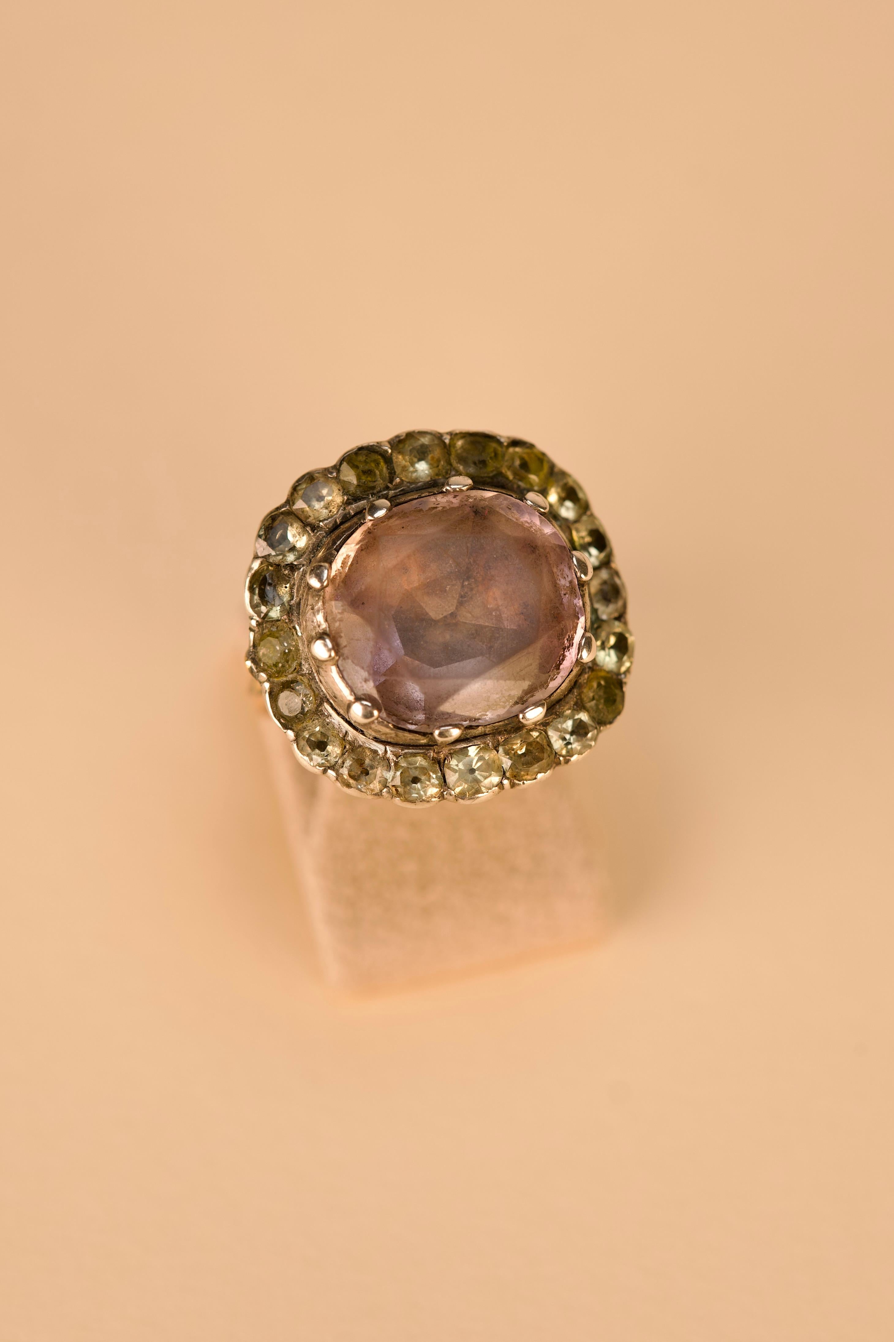 Edoardiano Anello portoghese in oro e argento del XVIII secolo con ametista e crisolito in vendita