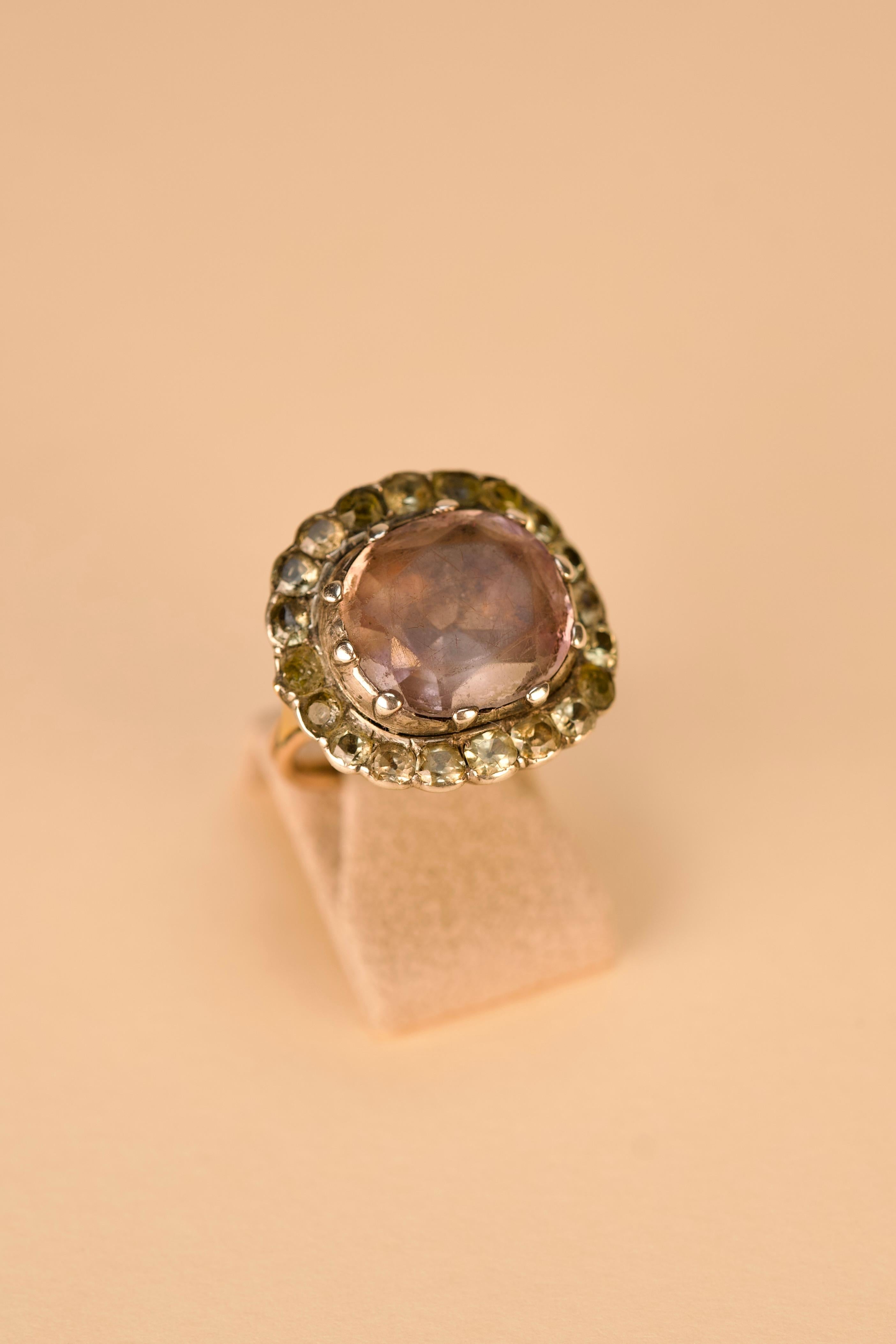 Taglio cuscino antico Anello portoghese in oro e argento del XVIII secolo con ametista e crisolito in vendita