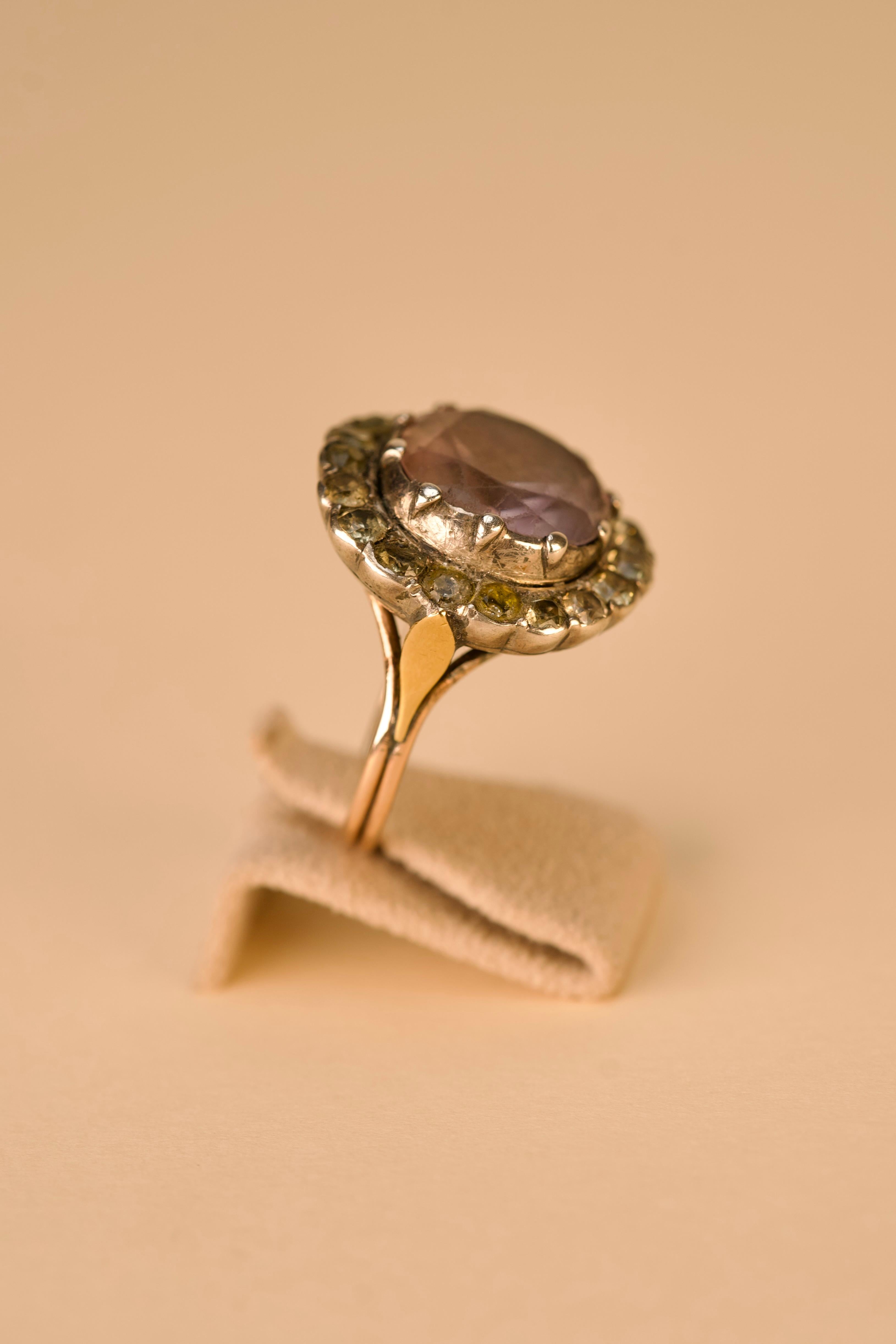 Anello portoghese in oro e argento del XVIII secolo con ametista e crisolito In condizioni buone in vendita a Lisboa, PT