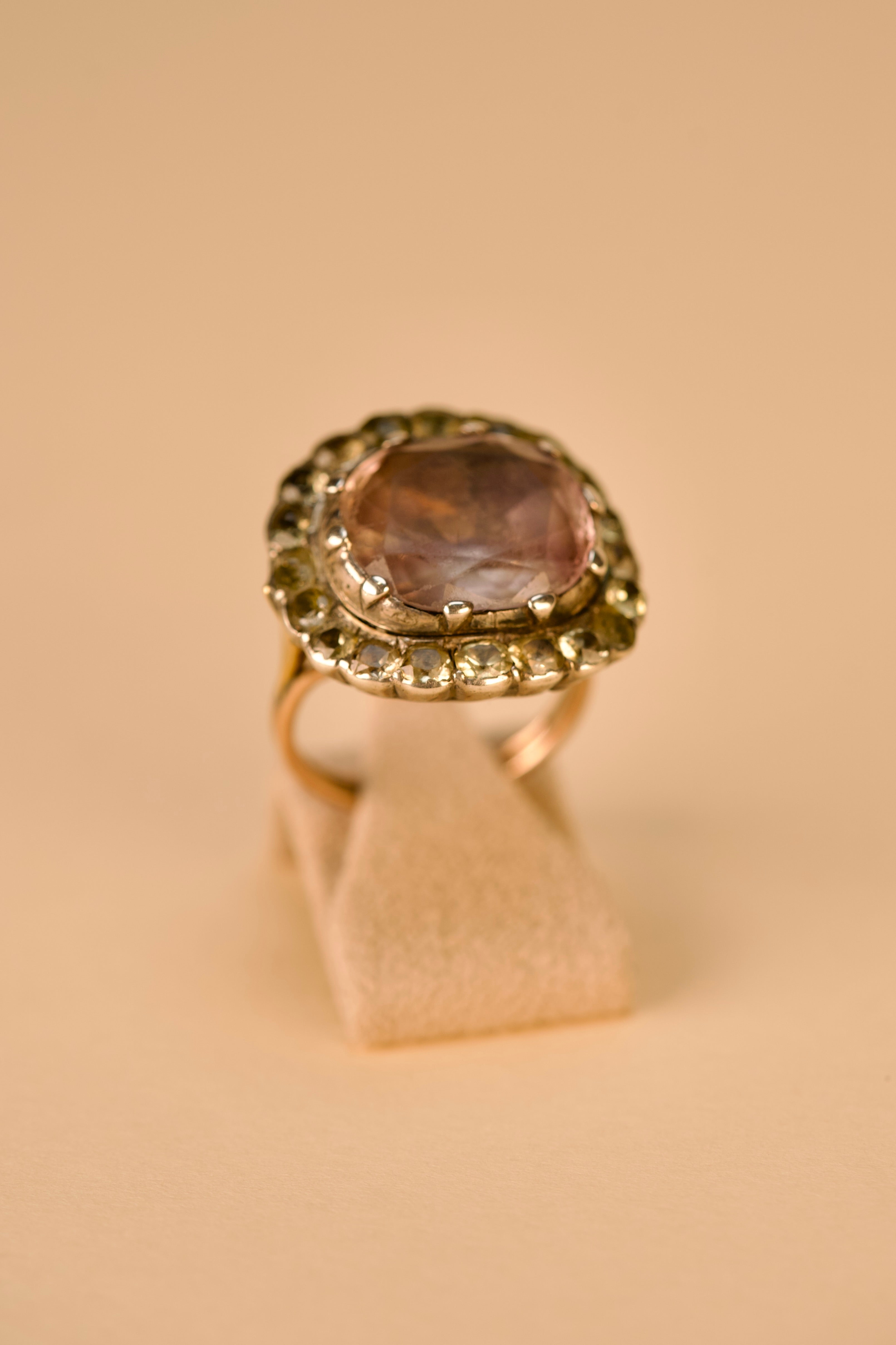 Anello portoghese in oro e argento del XVIII secolo con ametista e crisolito in vendita