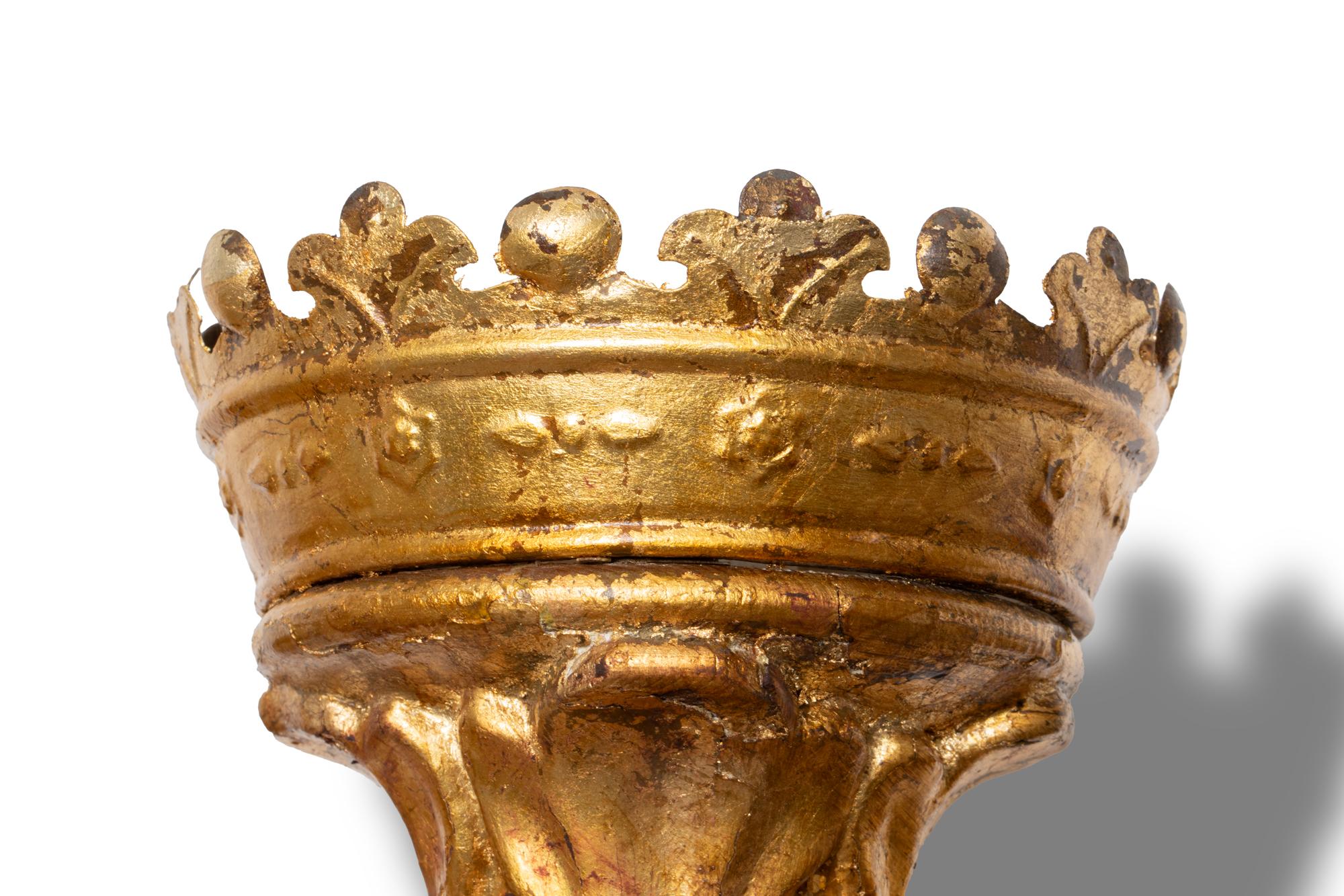XVIII Jahrhundert Paar Touchers in vergoldetem Holzwerk, umgewandelt in Beleuchtungsapplikationen  (Vergoldet) im Angebot